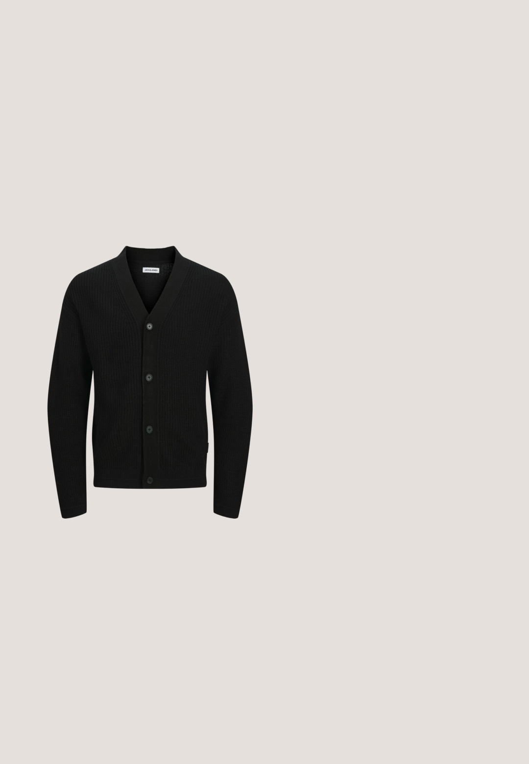 Cardigan en tricot noir avec col en V, comportant cinq boutons, texture côtelée et manches longues. Fabriqué en tissu doux pour le confort.; Selected SLMLOOSEOSCAR - T-shirt basique - ice melt; Pantalon noir avec une coupe ajustée ; présente un devant lisse, deux poches latérales et une texture douce ; fabriqué à partir d'un matériau léger et respirant.; Mocassins en cuir noir avec une semelle à crampons épaisse, dotés d'une sangle décorative et de détails de couture. Texture lisse avec une finition polie.; Lunettes de soleil rectangulaires noires avec des verres teintés foncés et des montures épaisses reposant sur une surface blanche.; Ceinture en cuir noir avec une texture lisse, comportant une boucle en métal argentée de forme rectangulaire et un design classique.