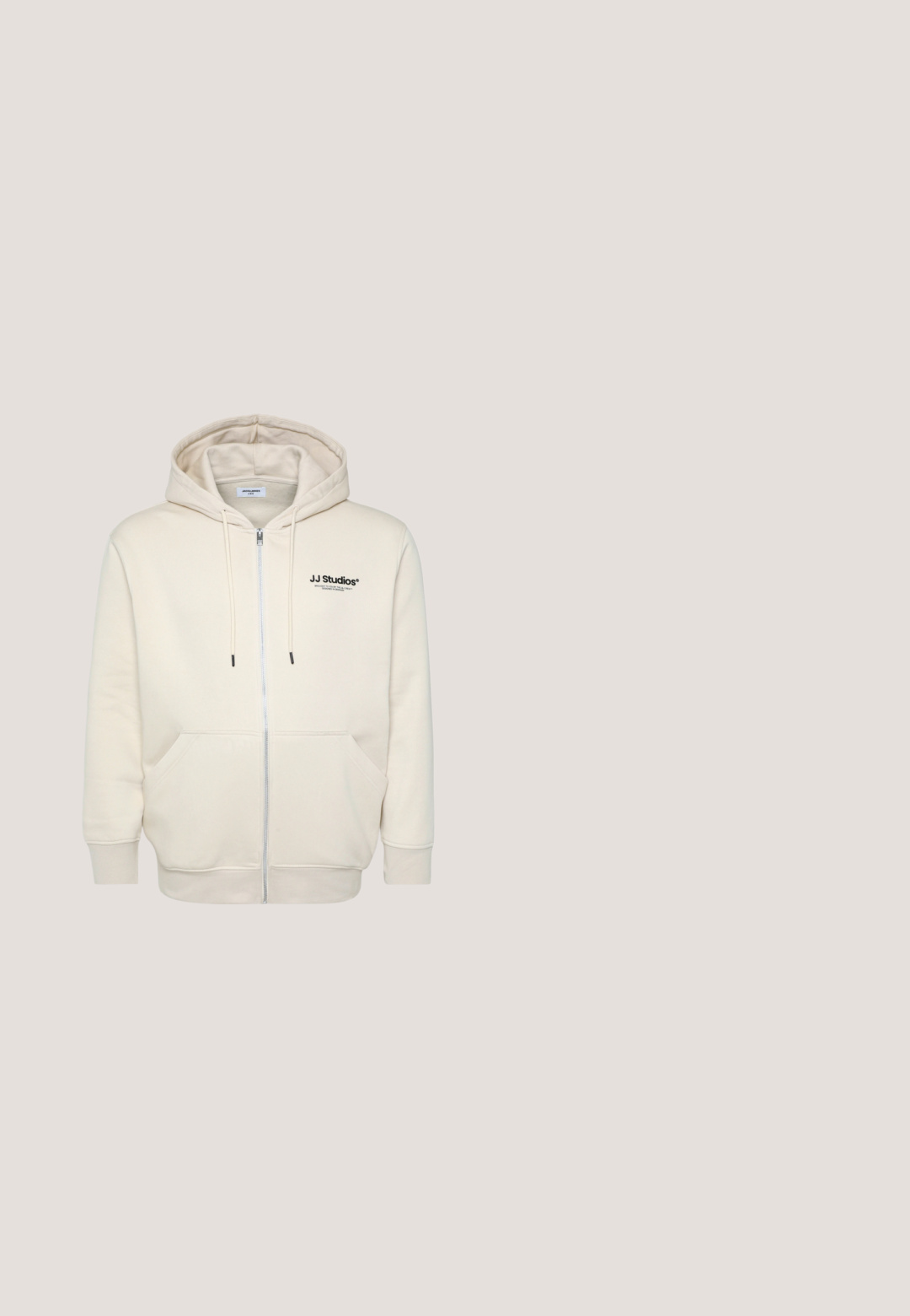 Cremefarbene Zip-Hoodie mit Zugbändern, Fronttaschen, gerippten Bündchen und schwarzem "JJ Studios"-Logo auf der Brust. Weicher Stoff. ; Marineblaue ärmellose Weste mit horizontaler Steppstruktur, hohem Kragen, Frontreißverschluss und seitlichen Taschen. Mit einem Logo auf der Brust.; Langärmliges beige Hemd zum Knöpfen mit geknöpftem Kragen und kleinem besticktem Logo auf der linken Brust.; Hellblaue Jeans aus Denim mit geradem Bein, fünf Taschen, sichtbare Nähte und Reißverschluss. Das Etikett ist gelb auf dem inneren Hosenbund.; Schwarze Leder-Oxfordschuhe mit Brogue-Verzierungen, runder Zehenpartie und Schnürsenkeln. Flache Gummisohle mit leichtem Absatz. Glatte Textur, klassisches Design.; Kompakte graue Umhängetasche mit schwarzem verstellbarem Riemen, vorderer Reißverschlusstasche und kleinem Logoemblem unten rechts.
