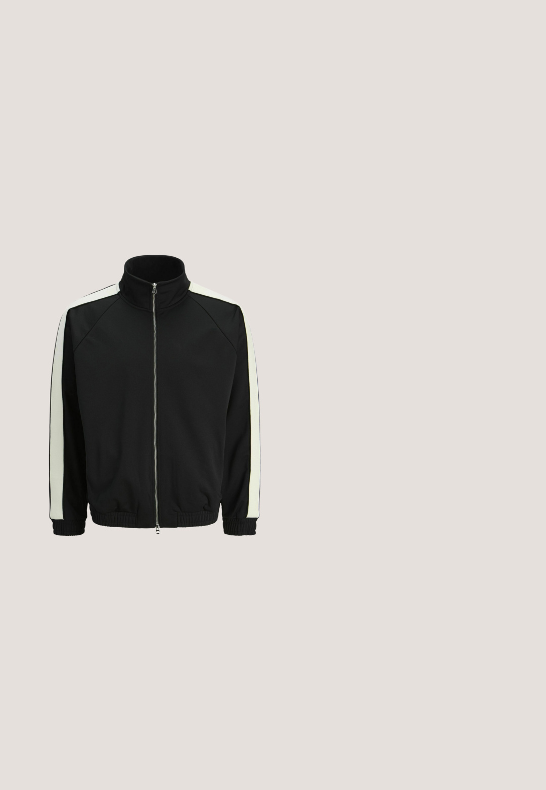 Sort zip-up jakke med højt krave, hvide sidelister, ribbede manchetter og kant. Glat materiale med afslappet pasform og uden mønstre.; Sort t-shirt lavet af bomuld med en afslappet pasform. Har et lille gult logo på venstre bryst og en rund halsudskæring.; Sorte cargo shorts med elastisk talje, snor, sidelommer og et tekstureret stof. Designet til komfort og funktionalitet.; Sort læder ankelstøvle med snørebånd, tyk gummisål, tekstureret overflade og forstærket syning. Har minimalistisk branding.; Rektangulære solbriller med sort metalstel og mørke tonede linser, hvilende på en hvid overflade.; Sort messenger taske lavet af holdbart stof, med lynlåslukning, justerbar rem og en frontlomme med flad design.