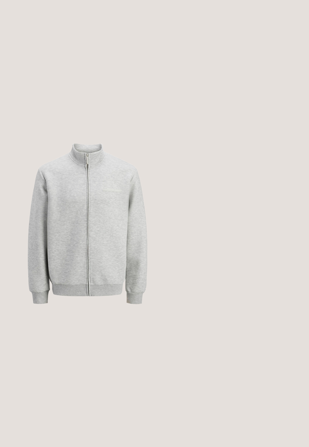 Hellgraue Zip-Up-Sweatjacke mit hohem Kragen, gerippten Bündchen und Saum sowie einem dezenten Brustlogo auf der rechten Seite.; Olivgrüwestes Padded Vest mit grauer Kapuze, Reißverschluss, zwei vorderen Taschen und Kordelzugdetail an der Kapuze. Sanfte Textur und gesteppte Gestaltung.; Hellgraues T-Shirt mit kurzen Ärmeln, einem kleinen weißen, kursiven Logo auf der linken oberen Brust und einem Rundhalsausschnitt.; Olivgrüne Cargo-Hosen aus leichtem Material, mit mehreren Seitentaschen, einem elastischen Bund und einem geraden Schnitt.; Dunkelgrüner Sportschuh mit einer strukturierten Oberseite, Schnürverschluss und einer auffälligen Sohle, die sechs sichtbare Luftpolsterungseinheiten aufweist.; Dunkelgrüne ovale Umhängetasche mit strukturiertem Muster, vordere Reißverschlusstasche und verstellbarem schwarzem Kordelriemen.