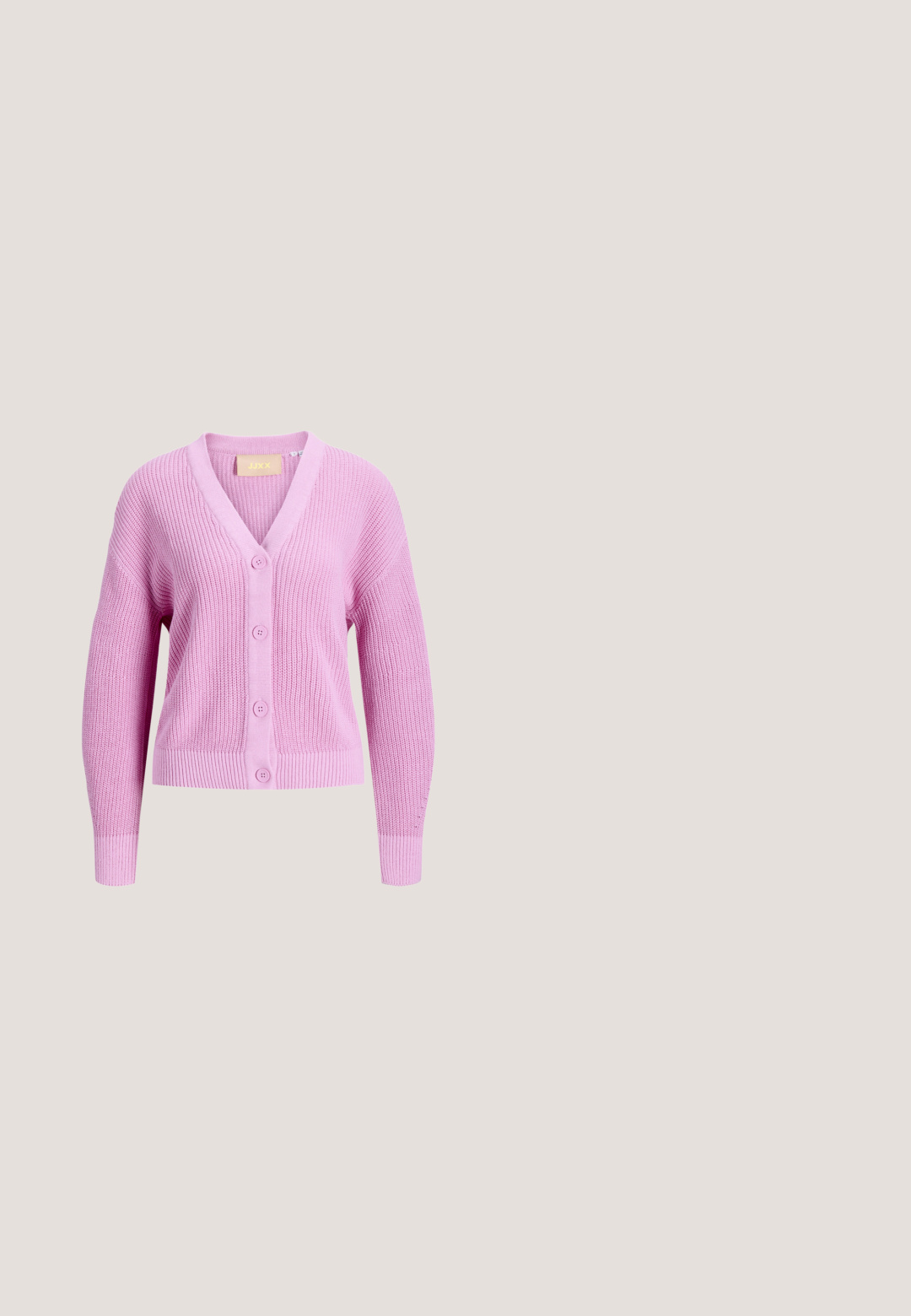 Pink strikket cardigan med lange ærmer, V-hals og fire knapper foran, med ribstrikkede manchetter og kant.; Hvid T-shirt med mørkeblå ribbet krave og ærmer. Har en stor grafisk tekstlogo i mørkeblå, "Dickies WORKWEAR COMPANY."; Lyserøde og lilla mønstrede vide bukser har et blad- og grenmønster, med høj talje og sidelommer for ekstra funktionalitet.; Pink højtop sneaker med hvide snørebånd og tyk hvid sål, der svæver over en betonkant mod en sløret trappebaggrund.; Blå corduroy stommesæk med hvide bånddetaljer, rektangulær form, lynlåslukning, tekstureret overflade og lodret ribbet mønster.; Sølv charmearmbånd med en kraftig kæde, med charmer af en stjerne, højhælede sko, blomst og tote bag, alle i poleret metal.