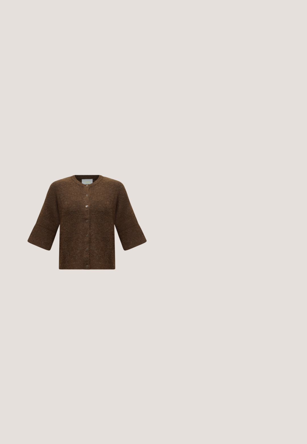 Cárdigan marrón de manga corta con cuello redondo y seis botones frontales, hecho de tela de punto suave y texturizada.; Camisa polo de manga larga en tejido acanalado color blanco roto, con cuello y cinco botones metálicos en la parte frontal. Diseño ajustado.; Pantalones marrones de pierna recta con trabillas para cinturón y cierre frontal oculto, mostrados sobre un fondo claro y liso.; Zapato de tacón alto de cuero marrón con grabado de cocodrilo, punta afilada y tacón delgado que presenta un acento triangular dorado.; Bolso de mano de piel sintética marrón con forma rectangular, dos asas largas y sutiles acentos curvados en la parte delantera.; Pendientes de tono dorado con lazos entrelazados en granate y blanco. El diseño incluye una textura suave con detalles metálicos brillantes.