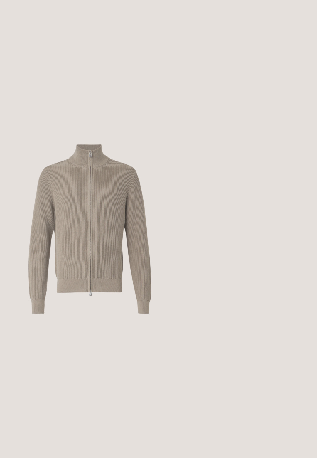 Beige ribstrikket sweater med høj krave og lynlås foran. Har lange ærmer og en struktureret finish, velegnet til lag-på-lag.; Beige quiltet ærmeløs vest med høj krave og lynlås foran, med lille broderet logo på venstre bryst.; Hvid t-shirt med korte ærmer med lille sort og blåt tekst "Filling Pieces" på venstre bryst og blå abstrakt net-illustration på højre bryst.; Mørkeblå sweatpants med elastisk talje og manchetter. Har et lille hvidt logo på venstre ben. Fremstillet af et blødt, strækbart materiale.; Beige ruskinds sneakers med rund tå, snørebånd foran og en tekstureret hvid gummisål. Har diskrete syninger og brandlogo på hælen.; Sort struktureret rektangulær lædermappe med dobbelthåndtag, lynlåslomme foran og justerbar skulderrem vist på hvid baggrund.
