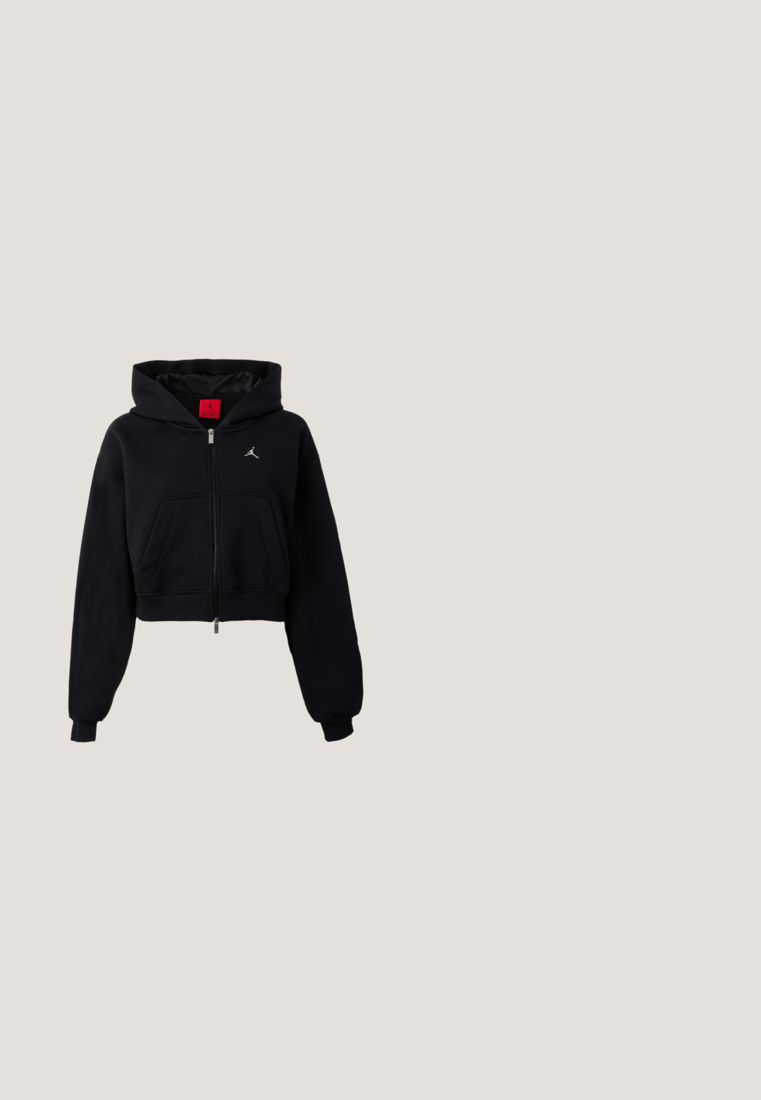 Sweat à capuche court noir avec fermeture éclair, poche kangourou devant, poignets côtelés et petit logo blanc sur la poitrine.; T-shirt noir à manches courtes avec le texte rouge "1984 Jordan", une couronne blanche, un bouclier avec le logo Jumpman, et un ornement rouge décoratif en dessous.; Pantalon de jogging noir fuselé avec ceinture et poignets élastiques, petit logo sur la partie supérieure de la cuisse, poches avant, texture de tissu lisse.; Baskets Puma en daim violet avec une bande rose, une semelle épaisse marron et un logo Puma doré sur le côté, présentées sur un fond neutre.; Sac à main en cuir verni noir avec des poignées supérieures doubles, une bandoulière amovible, une forme arrondie et un logo "PUMA" en relief bien visible.; Boucles d'oreilles en argent avec une finition polie et un branding DKNY, présentées sur un fond blanc uni.