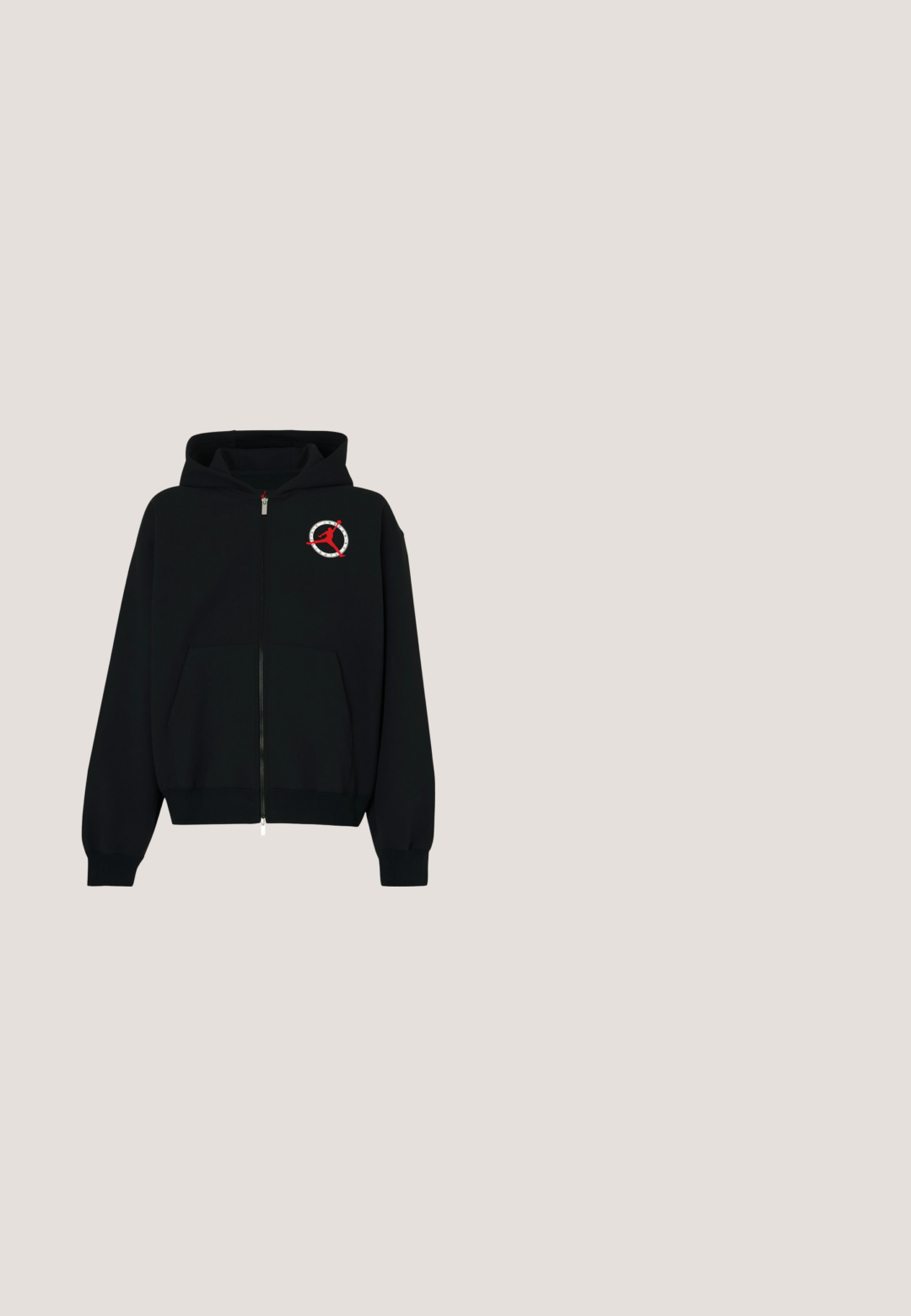 Sweat à capuche noir zippé en tissu doux. Dispose d'une poche kangourou à l'avant et d'un logo rond avec une silhouette rouge sur la poitrine gauche.; T-shirt bleu marine à manches courtes avec un petit texte imprimé et un graphique rouge et jaune centré sur la poitrine.; Pantalon de survêtement rouge avec taille élastique, cordon et poignets élastiques, avec un petit logo Jumpman noir sur la cuisse droite.; Des chaussures de sport noires et rouges présentent une tige en mesh avec des rayures verticales et un col rembourré, soutenues par une semelle distinctive et segmentée.; Sac de sport noir en nylon, doté de double poignées supérieures, d'une bandoulière amovible et d'un corps rectangulaire avec un patch logo.; DARKAI TENNIS LONG UNISEX - Collier - silver-coloured
