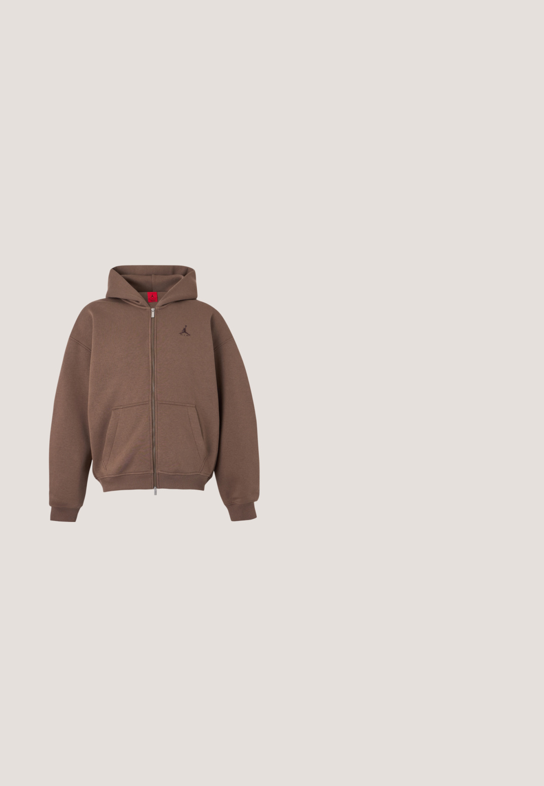 Brun lynlås-hoodie med forlommer, ribstrikkede manchetter og kant samt lille broderet logo på venstre bryst.; Kortærmet bordeaux T-shirt med et abstrakt, neon gult, spidset cirkeldesign og en central swoosh-logo på brystet.; Brune cargobukser med elastisk talje, snøre og klaplommer på begge sider, lige ben pasform.; Orange ruskinds sneakers med lilla accenter, med snørebånd, rund tå og struktureret sort gummisål.; Olivengrøn rektangulær crossbody-taske med justerbar strop, lynlåslukning og lædertræk på ensfarvet baggrund.; Vedhæng med grønne emaljekorsformede led med sølvdetaljer udgør en halskæde med kædedesign og en sikker lukning.