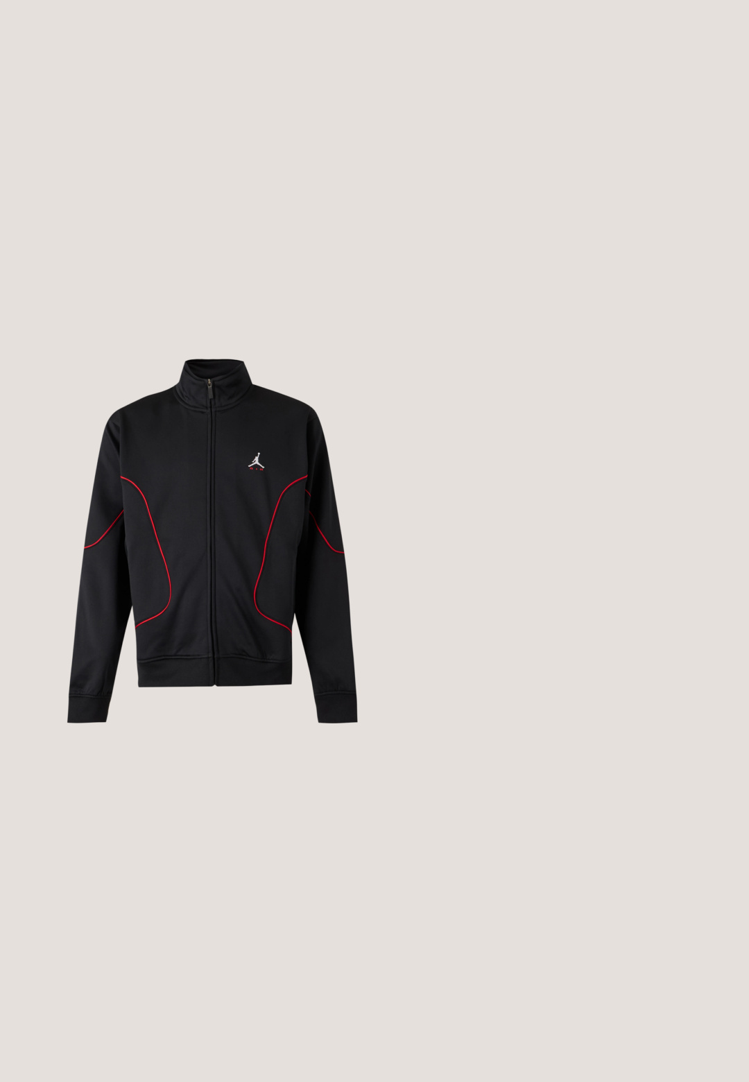 Schwarze Jacke mit durchgehendem Reißverschluss und hohem Kragen, roter geschwungener Paspel an Ärmeln und Vorderseite sowie kleinem weißen und roten Jumpman-Logo auf der linken Brust.; Weißes T-Shirt mit kurzen Ärmeln, mit einer leuchtend pink-orangefarbenen abstrakten rechteckigen Grafik und stilisiertem Text unten mittig auf der Vorderseite.; Rote Sweatpants mit elastischem Bund, Kordelzug und elastischen Bündchen, mit kleinem schwarzem Jumpman-Logo am rechten Oberschenkel.; Weißer Sportschuh mit roten Akzenten, schwarzem Swoosh-Logo und strukturiertem Design. Mit weißen Schnürsenkeln und schwarzem Außensohle. Text lautet "total90."; Transparente Sonnenbrille mit dunklen rechteckigen Gläsern und schwarzen Logo-Details an den Bügeln, auf einer weißen Oberfläche präsentiert.; Schwarze Stofftasche mit einem Reißverschluss und einem vorderen Etikett. Sie hat eine rechteckige Form und einen seitlichen Griff für einfaches Tragen.