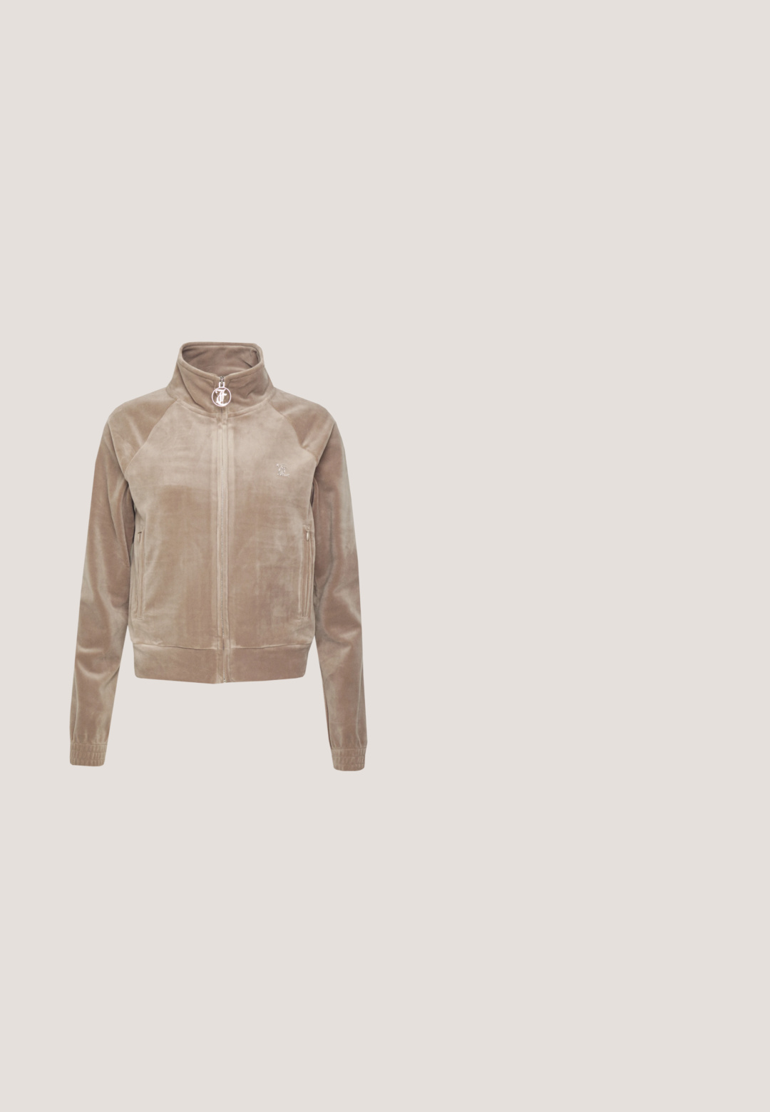 Fluwelen zip-up jas in lichtbeige, met raglanmouwen, een opstaande kraag en een logoprint op de borst. Zachte textuur, getailleerd ontwerp.; Korte mouwen, cropped top in zachte, gestructureerde stof. Lichtroze kleur met bruine, golfachtige patronen. Vierkante halslijn en ribbelzoom.; Lichtbruine sweatpants van zachte fluweel, met een elastische tailleband met trekkoord, zijzakken en taps toelopende boorden.; Beige en crèmekleurige sneaker met een gestructureerde bovenkant, geperforeerde zijkanten en een golvende zool. Heeft veters en een treklus aan de hiel.; Beige handtas met een gestructureerde stof en metalen accenten. Beschikt over een bovenhandvat en een verstelbare schouderband; vetersluiting met studs.; Guess AMAMI - Ketting - yellow gold-coloured/white