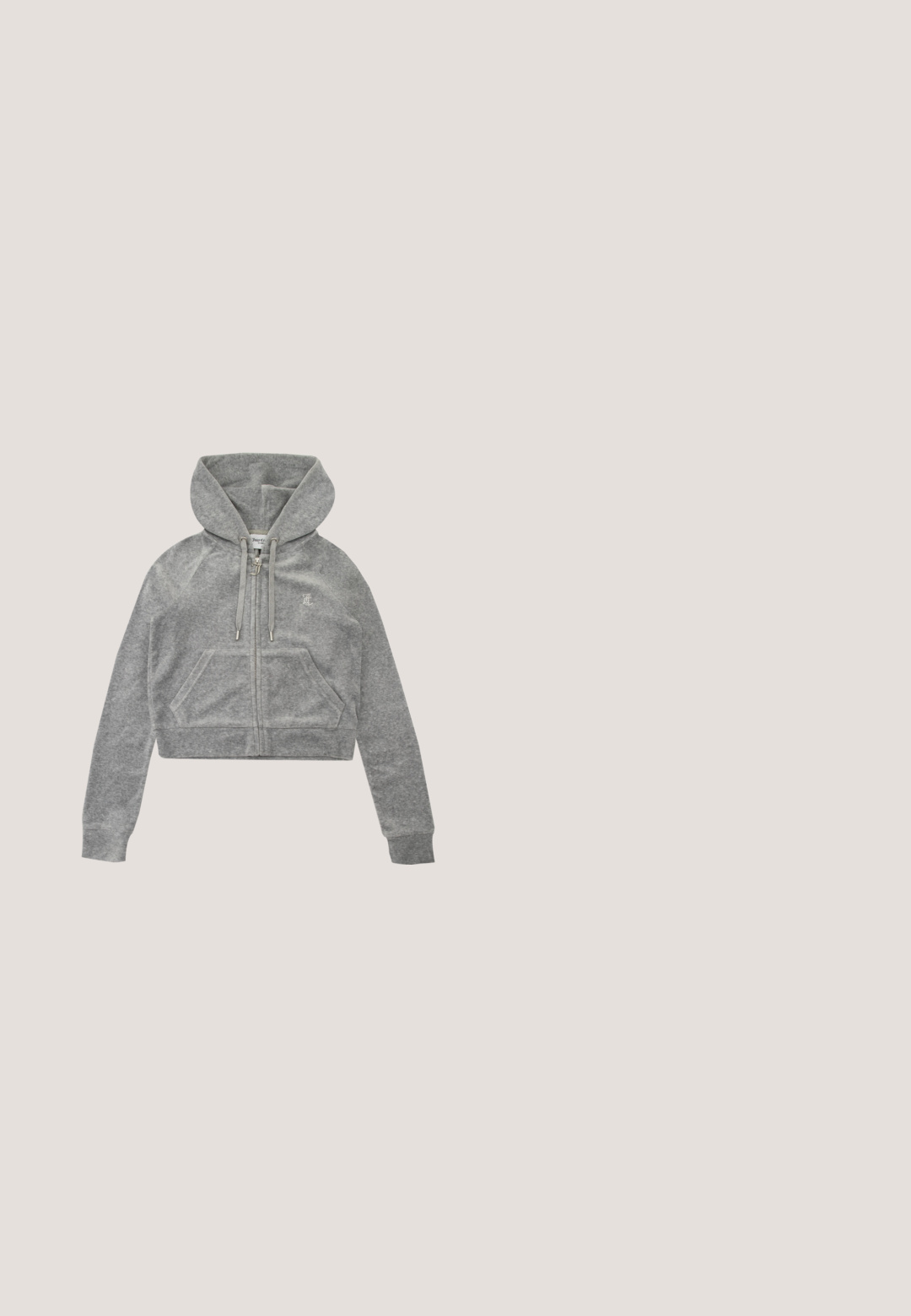 Gekürzter grauer Hoodie aus weichem Material mit einem Reißverschluss, geripptem Saum, zwei Vorderaschen und Kordelzügen an der Kapuze. Subtile Logodetails.; ONLY Petite ONLANITS CROPPED - T-Shirt print - begonia pink/cloud dancer; Helleblaue Denim-Jeans mit geradem Bein, ausgestattet mit zwei Gesäßtaschen und einer ausgebleichten Textur im oberen Bereich.; Schwarze Plattform-Sneaker mit einem oberen Teil aus glattem Leder, Schnürverschluss, dicke Gummisohle und Branding-Detail an der Seite.; Kleine, leuchtend pinke Juicy Couture Handtasche mit silbernen Kettendetails und Logo-Schriftzug auf der Vorderseite, schmaler einzelner Schulterriemen.; Halskette in Silberoptik mit einer Reihe runder, klarer Steine, die eng zusammengefasst sind und mit einem Karabinerverschluss geschlossen werden.