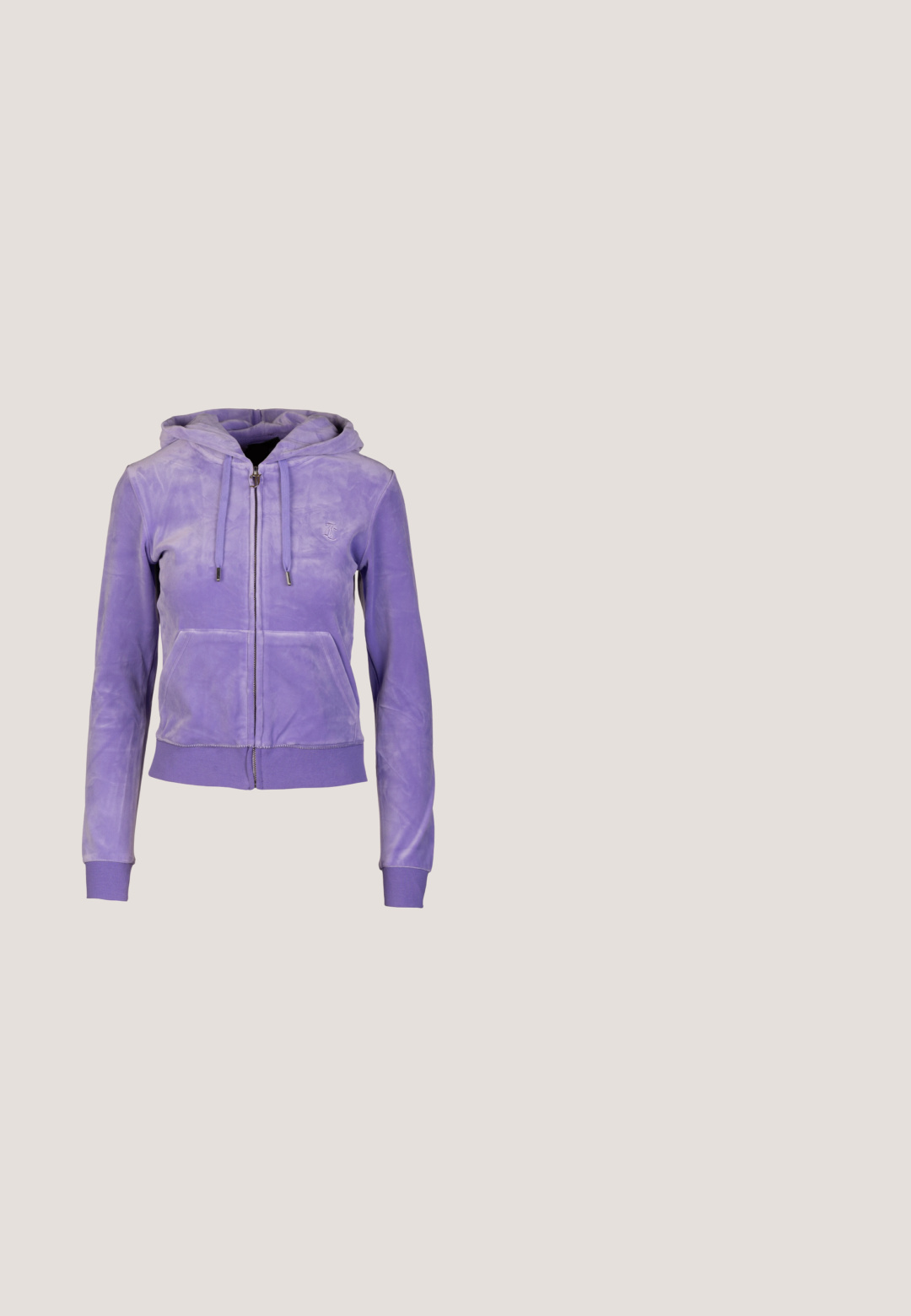 Paarse zip-up hoodie met een zachte, gestructureerde afwerking, voorzien van een capuchon, voorkruiden en geribde manchetten en onderkant. Logo op de borst.; Lichtblauwe doorschijnende camitop met dunne paillettenbandjes en krullende kralen- en paillettenversieringen in zilver, goud en blauw.; Lichtblauwe denim jeans met een rechte pijp, voorzien van een vijfknopen sluiting, voorzakken en subtiele vervagingdetails.; Zwarte platform sneakers met een gladleren bovenkant, vetersluiting, dikke rubberen zool en merkdetail aan de zijkant.; Lichtpaarse handtas met een gladde textuur, gebogen vorm, twee voorzakken en een lange verstelbare schouderband. Ritssluiting met zilveren accenten.; Blauwe edelsteenarmband met rechthoekige stenen in verschillende tinten, gezet in zilverkleurig metaal. Gladde textuur en uniforme vorm.