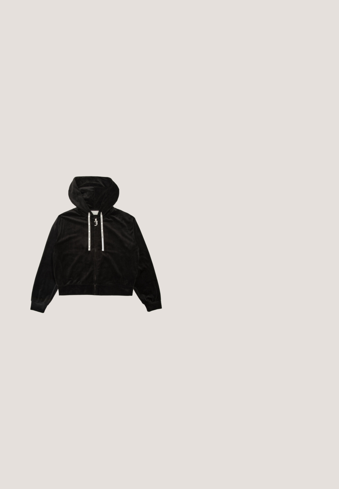 Sudadera corta negra hecha de un suave y acogedor tejido. Cuenta con un cierre central de cremallera, cordones y mangas largas con puños elásticos.; Top corto blanco de canalé con un logo rosa de "OBEY" en el centro. Diseñado con un escote redondo y sin mangas.; Jeans acampanados de mezclilla azul claro con cintura alta, sutil decoloración, dos bolsillos delanteros y dos bolsillos traseros con cierre de botón.; Zapatilla blanca de estilo grueso con suela gruesa, cierre de cordones en la parte frontal y detalle de cadena con perlas colgantes en el talón.; Bolso de cuentas negras con una silueta curva, asa de transporte y textura brillante. Llevado con zapatos de tacón altos negros y pantalones cortos negros ajustados.; Pendientes con cristales rosas incrustados, con formas intrincadas y detalles metálicos. Diseño ligero con un patrón de filigrana y cierre de poste.
