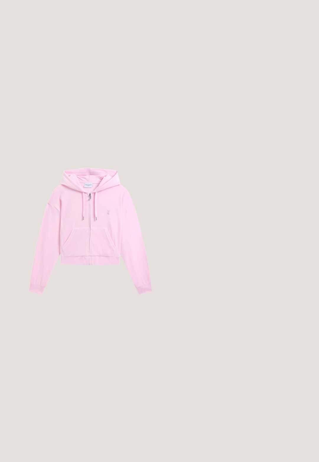 Lichtroze zip-up hoodie met voorzakken, capuchon met trekkoord en klein geborduurd logo op de linkerborst.; Licht beige haltertop van zachte stof met een ronde halslijn, versierd met rhinestones die "Juicy" aan de voorkant spellen.; Lichtblauwe wijdvallende jeans van denim, met een vervaagde wassing, vijf zakken en een knoopsluiting met lussen voor een riem.; Witte chunky sneaker met dikke, getextureerde zool, zilveren ster en vlinderdecoraties op witte veters, en zilveren studs op de hieltab.; Kleine zilveren handtas met handvat bovenop, kettingriem en decoratieve strik met strass steentjes op de voorflap.; Roze kristalgesierde oorbellen met ingewikkelde vormen en metalen accenten. Lichtgewicht ontwerp met een filigranen patroon en stekers achter.