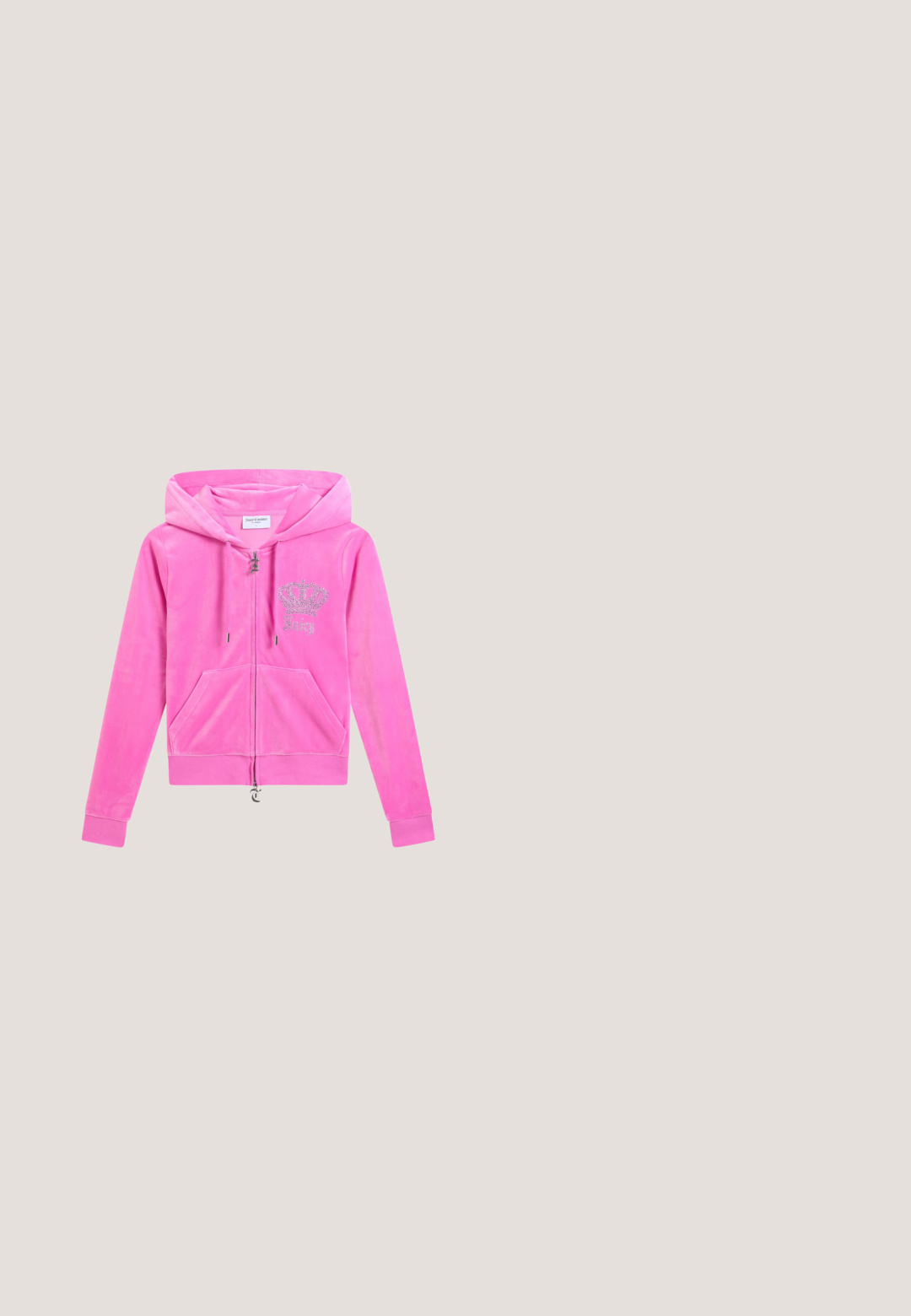 Felroze velours zip-up hoodie met capuchon, voorzakken, trekkoorden en een kroon van strass-steentjes met het "Juicy" logo op de borst.; Korte roze katoenen T-shirt met een opvallend rood kersenontwerp met groene steeltjes. Klassieke ronde hals en korte mouwen.; Lichtblauwe spijkerbroek met lichte vervaging, ontwerp met vijf zakken, voorste knoop- en ritssluiting, en rechte pijpen.; Witte chunky sneaker met dikke zool en decoratieve 3D vlinderaccenten aan de zijkant, veters en hiel.; Twee roze Juicy Couture-tassen, één grotere met kristallen letters en een handvat, één kleinere met witte letters en een polsriempje, op een grijze achtergrond.; Roze kristalgesierde oorbellen met ingewikkelde vormen en metalen accenten. Lichtgewicht ontwerp met een filigranen patroon en stekers achter.