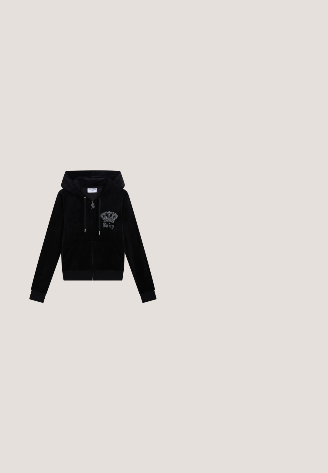 Zwarte velours hoodie met rits en capuchon, voorzakken, trekkoorden, en zilveren strasskroon en de tekst "Juicy" op de linkerborst.; Zwart T-shirt met korte mouwen gemaakt van zachte katoen, met een ronde hals en geperst "Juicy"-tekst op de voorkant. Gladde textuur, ontspannen pasvorm.; Slim-fit blauwe denim jeans met lichte vervaging, vijf zakken, dubbele knoopsluiting en contrasterende stiksels op de naden.; Chunky plateau sneaker met metallic zilveren bovenwerk, witte veters en dikke crème-gekleurde textuurzool, zijaanzicht op neutrale achtergrond.; Twee roze Juicy Couture-tassen, één grotere met kristallen letters en een handvat, één kleinere met witte letters en een polsriempje, op een grijze achtergrond.; Roze kristalgesierde oorbellen met ingewikkelde vormen en metalen accenten. Lichtgewicht ontwerp met een filigranen patroon en stekers achter.