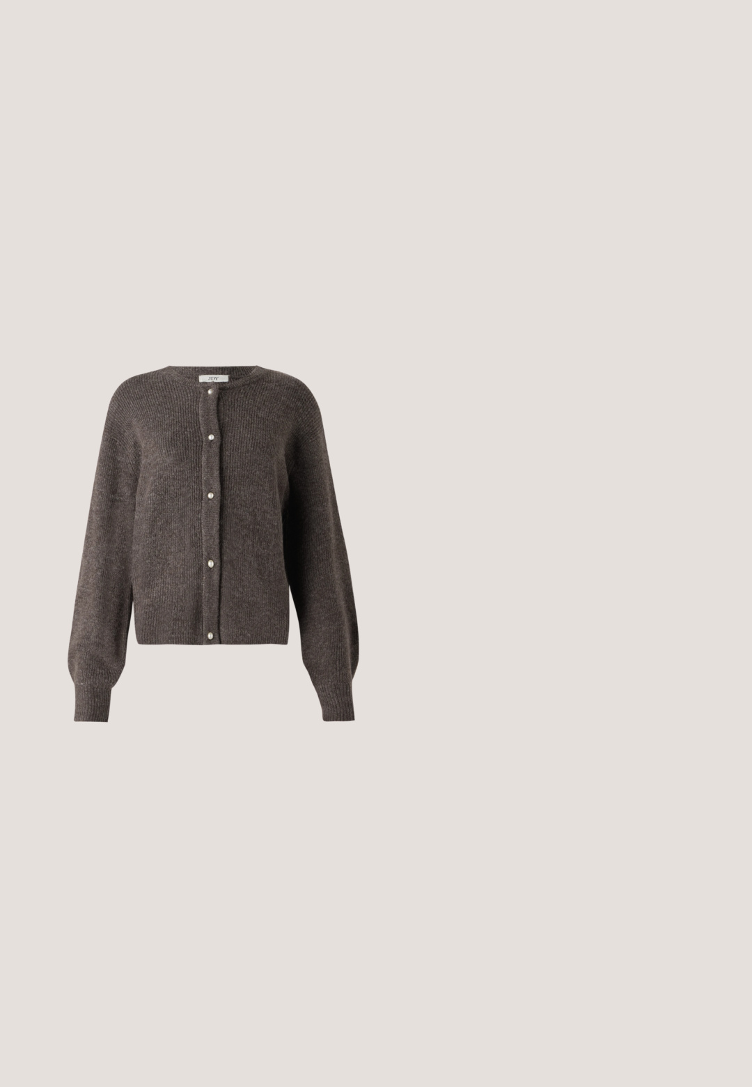 JDY JDYLUMI - Cardigan - bracken; Lilla bomulds t-shirt med korte ærmer, prydet med et grafisk motiv af tre spiraler over teksten "BILLABONG" i en lysere nuance.; Lysblå bredbenede jeans lavet af denim, med høj talje, fem lommer og en klassisk knaplukning. Lige snit fra lår til kant.; Hvide sneakers med snøredetaljer, gummiplatformsål, rund tå og seks øjer til snørebånd. Glat overflade med blomster mønster accenter.; Denim skuldertaske med fold-over design, lys blå farve, synlige sømme, justerbar rem og en sidelabel-detalje.; Sølv hoop øreringe med en poleret finish, der har en simpel rund form og en post-baglukning for sikker bæring.
