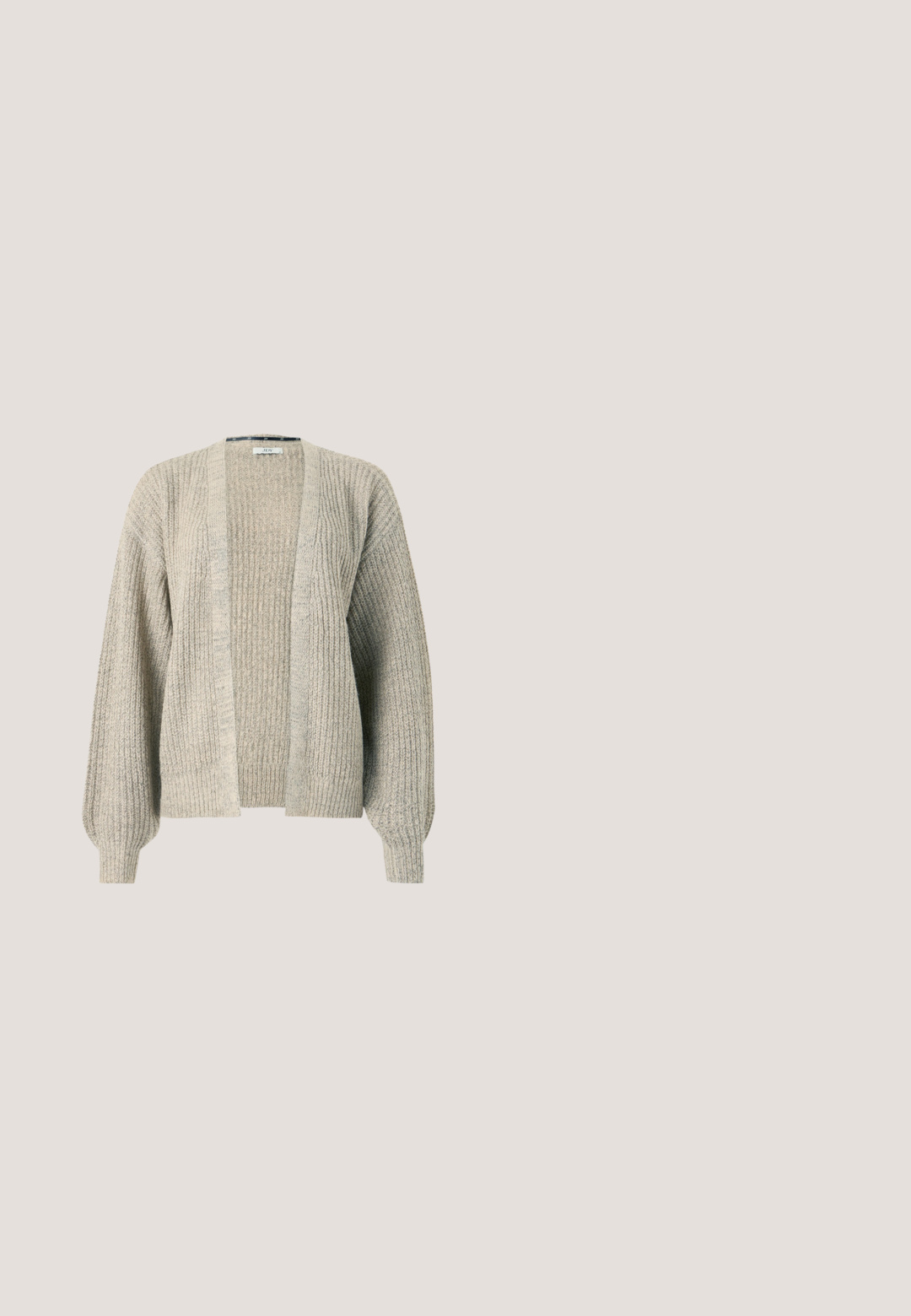 Lys beige strikket cardigan med åben front, ribbet tekstur og ballonærmer. Har en afslappet pasform og let stræk.; Beige bomulds T-shirt med rund hals, korte ærmer og en afslappet pasform. Har minimal syning og ingen synlige mønstre eller accenter.; Brune bredbenede bukser i kordfløjl med ribbet tekstur, fem lommer og frontlukning med knap. Har et mærke i taljen.; Beige ruskind Mary Jane flade sko med spids tå og et enkelt justerbart strop med en sølv spænde. Sort flad sål.; Mørkebrun ruskind skuldertaske med justerbar rem og frontlynlås-lomme, stående mod en ensfarvet lys baggrund.; Guld øreringe i hoop-stil med et tekstureret design prydet med små, runde perler langs den ydre kant. Letvægtige med en sikker lukning.