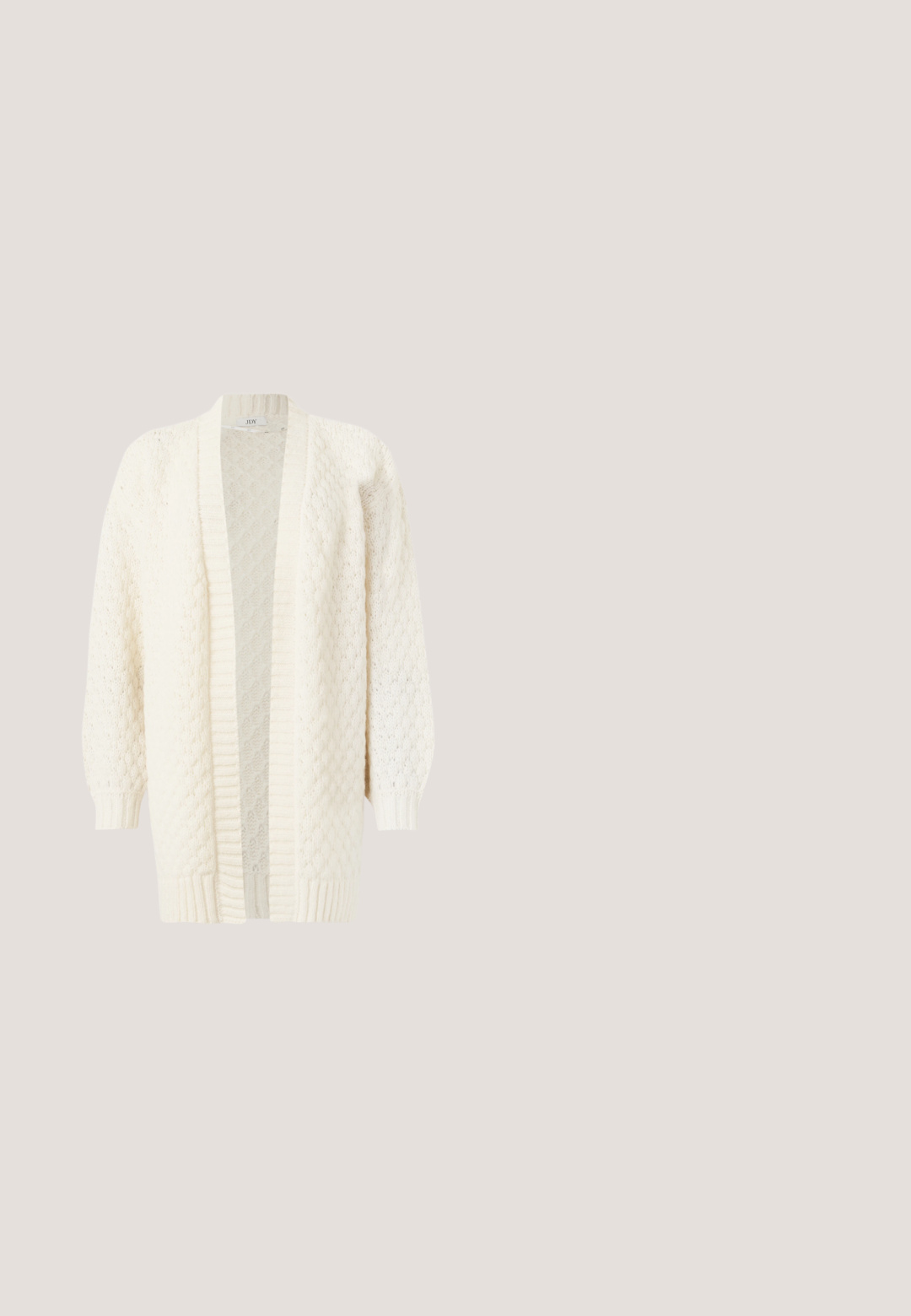 Gilet en tricot couleur crème avec une ouverture à l'avant, des manches longues, des poignets et un ourlet côtelés, présentant un motif texturé sur l'ensemble.; Longue robe crème avec boutons sur le devant, manches longues, et motifs floraux et oiseaux orange et marron sur toute la surface.; Bottine en daim marron avec talon bas empilé en bois et languette à l'arrière sur un fond clair uni.; Sac bandoulière en cuir marron et paille tissée avec fermeture à rabat et sangle réglable avec fermoirs dorés.; Broche florale en ton doré avec de l'émail blanc pour les pétales, des feuilles vertes et des accents de perles vertes au centre, avec une finition brillante et une texture détaillée.; Ceinture tressée en cuir marron avec une boucle en métal argenté, finition texturée et design tressé. Accentuée d'une boucle en cuir avec logo.