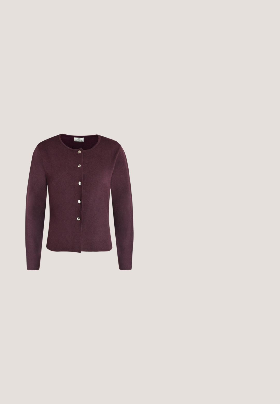Cardigan violet foncé à manches longues avec un col rond et six boutons-pression argentés sur le devant.; Camisole sans manches pour femme de couleur prune avec fines bretelles et détail de dentelle sur l'encolure et l'ourlet sur fond uni.; Pantalons larges bordeaux en coton, dotés d'une taille à lien, de deux poches avant et d'une fermeture à bouton. Texture lisse, sans motifs.; Chaussures en cuir verni rouge avec un bout carré, un petit talon et une sangle de cheville, associées à un jean large vert clair. Texture lisse, surface réfléchissante.; Sac à main bordeaux en matériau brillant, de forme rectangulaire, avec deux anses et des accents légèrement courbés à l'avant.; Boucles d'oreilles en argent en forme de créoles, ornées d'un cœur et d'un pendentif en forme de diamant. Texture lisse avec une finition polie.