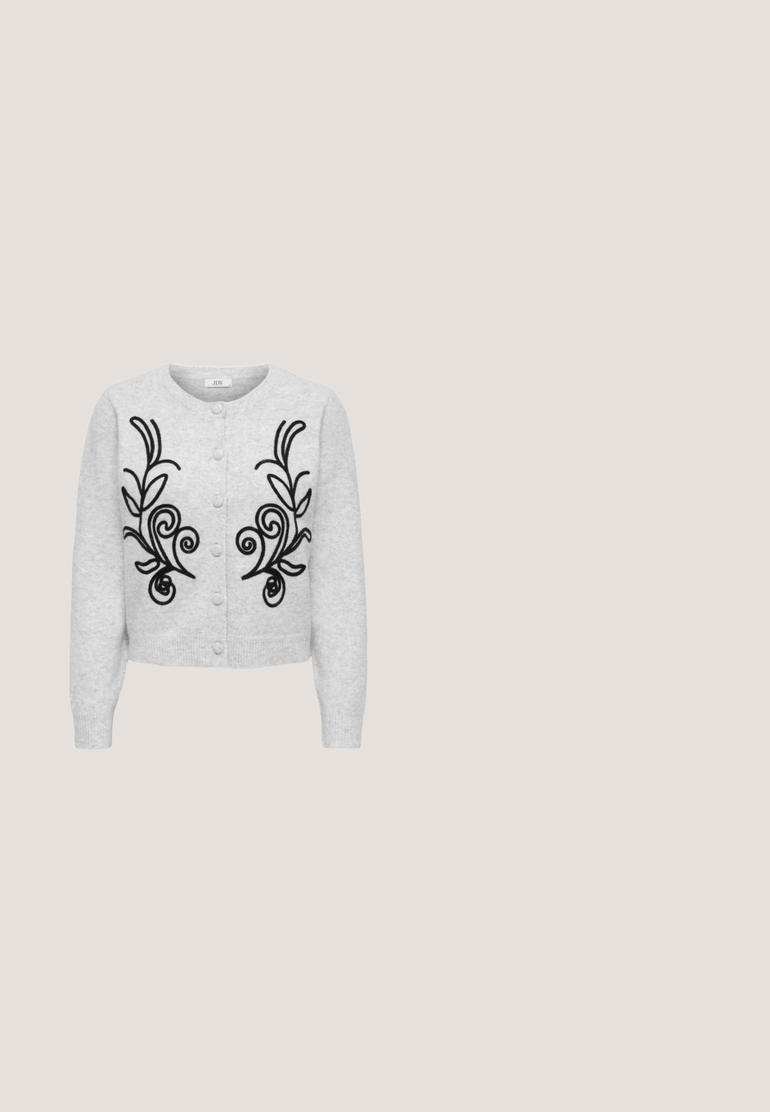 Lichtgrijze cardigan met knopen, lange mouwen, geribbelde boorden en zoom, en zwarte geborduurde krul- en bladdesigns aan de voorkant.; Witte, nauwsluitende T-shirt met korte mouwen en ronde hals, met een roze JJXX-label aan de binnenkant van de kraag, afgebeeld tegen een effen achtergrond.; Lichtblauwe jeans met wijde pijpen, dubbele knoopsluiting, voorzakken en riemlussen, afgebeeld tegen een witte achtergrond.; Witte plateau sneaker met geborduurde kleine gele en witte madeliefjes, witte veters en een rubberen zool met gestructureerde zijkanten.; Lichtblauwe nepleer tas met krokodilstructuur in een strakke vorm, met een opvallende gesp, een dunne schouderband en metalen charme detail.; Delicate ketting met kleine blauwe en gouden kralen en een gouden hanger met het woord "abuela" met een hartdetail, en een verstelbare kettensluiting.