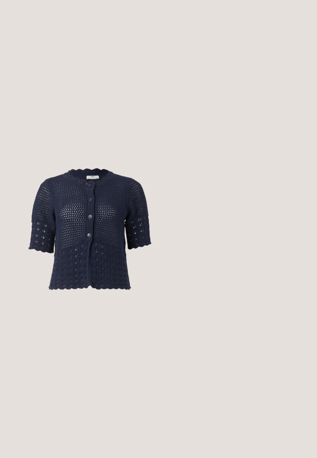 Marineblauw gebreid vest met korte mouwen, knopen aan de voorkant, geschulpte randen en een getextureerd opengewerkt patroon over het hele kledingstuk.; Donkerblauwe jurk van gebloemd stof, vierkante halslijn en korte puff mouwen. Aangesneden rok met geplooide details.; Bordeaux gepatineerde leren hoge hakken sandaal met een enkelbandje, puntige neus en drie horizontale banden over de voet. Details met gouden gesp.; Zwarte rechthoekige Vogue-zonnebril met donker getinte glazen en dunne pootjes, getoond op een lichte effen achtergrond.; Bruine lederen schoudertas met gouden studs op de band en een leren tassel als ritssluiting, getoond tegen een effen achtergrond.; Bruine leren riem met een ronde zilveren gesp en gelijkmatig verdeelde zilveren studs over de gehele lengte op een witte achtergrond.