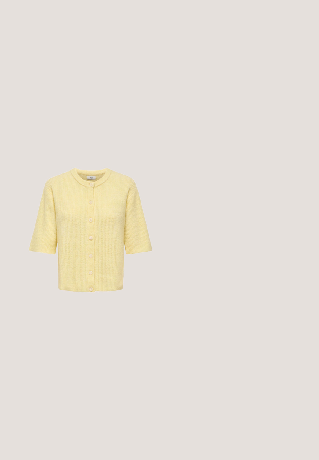Kurzärmeliger, knöpfbarer Cardigan aus weichem gelbem Strickstoff mit rundem Ausschnitt und sieben Knöpfen vorne.; Helles, gelbes ärmelloses Oberteil mit strukturiertem Muster, figurbetonter Passform und einer Schleifendetails am Hinterhals.; Gelbe, hoch taillierte Hosen mit weitem Bein, vorn mit Knopf- und Reißverschluss, Gürtelschlaufen sowie vorderen und hinteren Taschen.; Niedriger Sneaker aus lila Wildleder, hellvioletten Seiten, gelben Streifen, gelben Schnürsenkeln, Fersenlasche und einer Kautschuksohle, seitlich dargestellt.; Weiche gelbe Lederhandtasche mit zwei abgerundeten Griffen und abnehmbarem Schulterriemen, auf hellem, einfarbigem Hintergrund präsentiert.; Gelber Keramik-Serviettenring in Form einer spiralförmigen Muschel mit schwarzem gepunktetem Muster vor weißem Hintergrund.