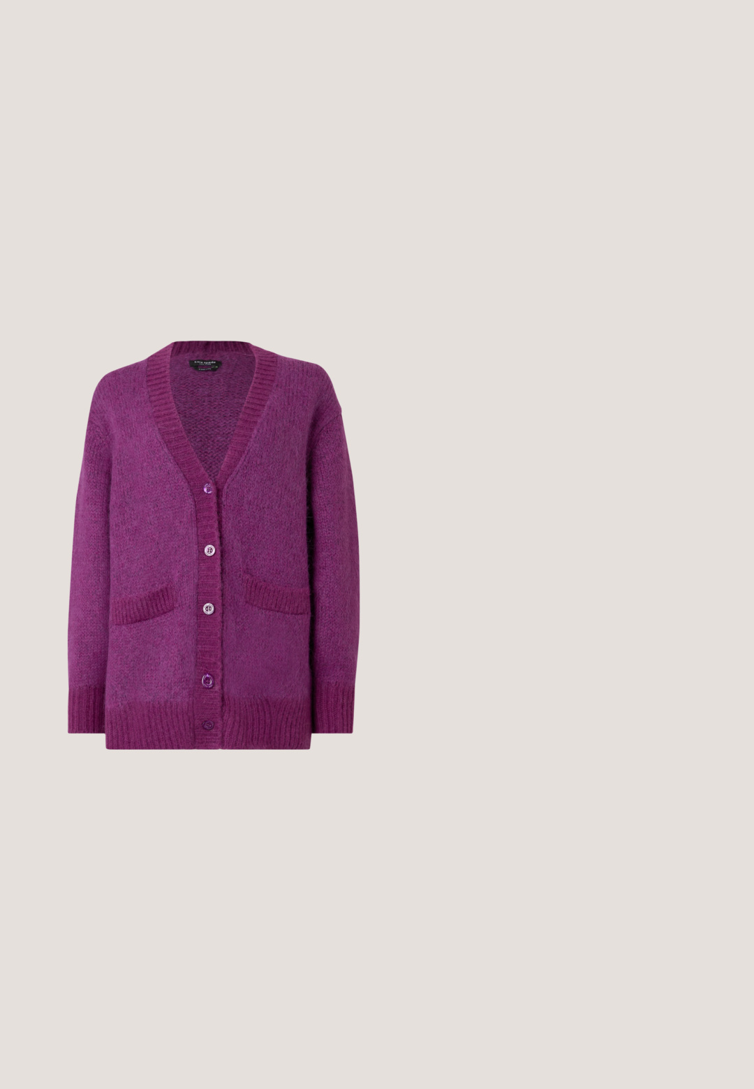 Cárdigan morado hecho de tela de punto texturizada, con escote en V, bolsillos delanteros y cinco botones en el centro.; Camiseta henley de manga larga de color crema hecha de tela acanalada, con cuello redondo y una tapeta con cuatro botones.; Vaqueros de mezclilla oscura con pierna recta, que cuentan con una cintura alta, cinco bolsillos y un cierre de botón de metal. Detalles de lavado desteñido distintivos.; Tacón slingback brillante burdeos con puntera puntiaguda, dos tiras finas y pequeñas hebillas doradas en la parte delantera y del tobillo.; Bolso bandolera cilíndrico de ante marrón oscuro con correa delgada de cuero ajustable y cierre con cremallera superior.; Pendientes pequeños de aro tono plateado con un patrón texturizado a lo largo del borde exterior y cierres traseros de plástico transparente, mostrados sobre un fondo claro.