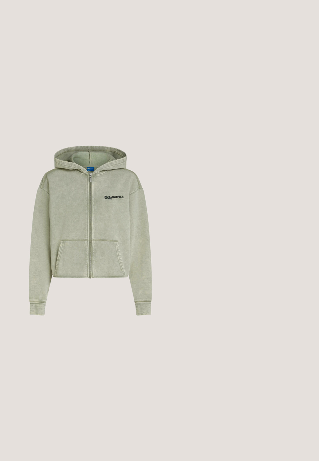Hellgrüner Kapuzenpullover mit Reißverschluss, Fronttaschen und „KARL LAGERFELD JEANS“-Logo auf der linken Brust, mit Kapuze und langen Ärmeln.; Kurzärmliges Oberteil mit Reißverschluss, bestehend aus einem hellolivgrünen Körper und dunkelolivgrünen Ärmeln, mit einem pinken "felicious"-Logo auf der Vorderseite.; Olivgrüne Hosen mit weitem Bein, feinen vertikalen Streifen, elastischem Bund und seitlichen Taschen, dargestellt auf weißem Hintergrund.; Weiße Leder-Sneaker mit einem strukturierten silbernen Glitzerelement und einem blauen Detail. Sie verfügen über eine dicke Sohle und flache Schnürsenkel. Designed für Komfort.; Hellbeige gepolsterte Handtasche mit rundem Griff und kleinem, rundem Logopatch auf der unteren rechten Seite, isoliert auf weißem Hintergrund.; Halskette aus vergoldetem Metall mit einem transparenten, hexagonalen Anhänger mit glatten Kanten, der Licht reflektiert und seine Klarheit betont.