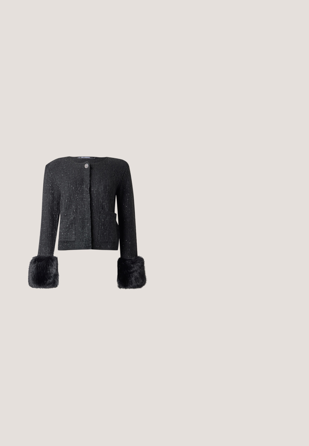 Cardigan noir texturé à manches longues avec encolure ronde, deux poches avant, un bouton unique en haut et de grandes poignets en fausse fourrure noire sur les manches.; Haut noir sans manches avec un col montant, orné de rangées horizontales de cercles métalliques argentés et un tissu texturé.; Mini-jupe évasée noire avec des rayures diagonales argentées et une couture froncée sous la ceinture pour plus de volume et de texture.; Sandale à talons hauts noire avec une bride à la cheville, présentant une tige en cuir lisse, un bout carré et deux accents métalliques ronds.; Sac à main en cuir noir avec une bandoulière en chaîne argentée, présentant des accents décoratifs en forme d'ailes et des coutures blanches le long de la couture inférieure.; Boucles d’oreilles pendantes ton argent avec un design rectangulaire lié couvert de petits cristaux scintillants sur fond blanc.