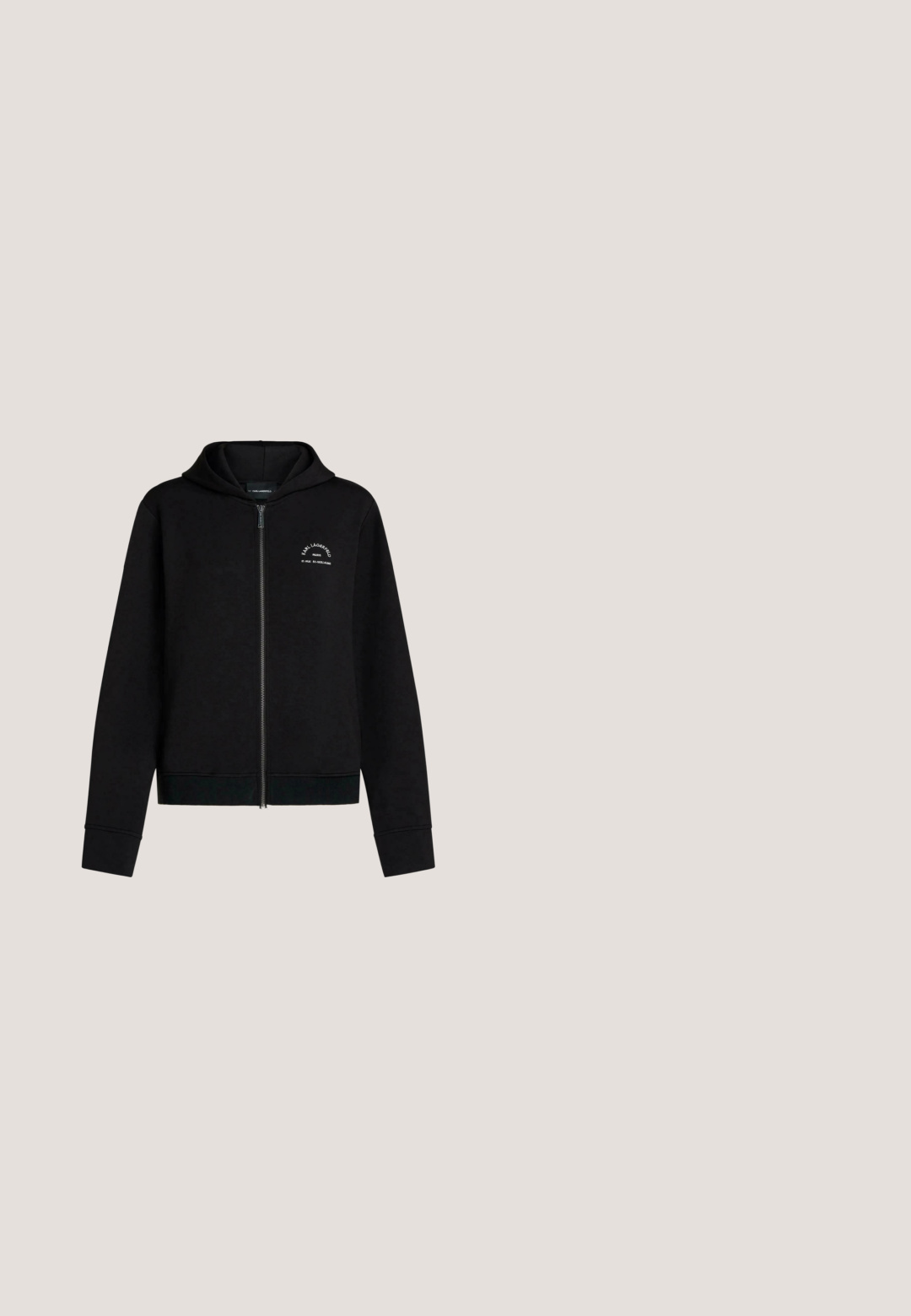 Schwarzer Kapuzenpullover mit Reißverschluss, Fronttaschen, Kapuze und kleinem weißen "KARL LAGERFELD PARIS" Schriftzug auf der linken Brust.; Langärmeliges Oberteil aus transparentem schwarzem Stoff mit weißen abstrakten Streifen, hohem Kragen und figurbetontem Schnitt, das ein modernes Muster präsentiert.; Durchsichtige schwarze Leggings mit hoher Taille und glatter Textur. Verfügt über ein nahtloses Design und eine figurbetonte Silhouette.; Schwarzer flacher Lederschuh mit spitzer Spitze, ausgestattet mit drei verstellbaren Riemen und metallischen Schnallen. Glatte Textur und minimalistisches Design.; Rosa Lederhandtasche in Halbmondform mit einem schwarzen Reißverschluss, kontrastierendem schwarzen Tragegurt und einem kleinen Logo-Patch auf der Vorderseite.; Paar mittelgroße glänzende silberne Hoop-Ohrringe mit dünnen Metallverschlüssen auf hellem neutralem Hintergrund.