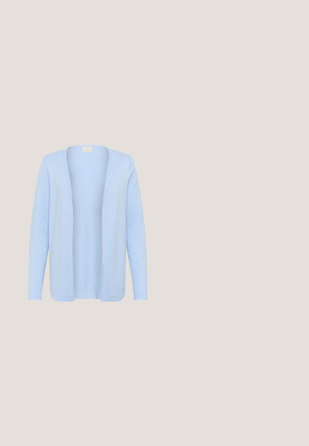 Hellblauer Cardigan aus weichem Strickmaterial. Verfügt über ein offenes Vorderdesign, lange Ärmel sowie gerippte Bündchen und Saum. Schlichter und vielseitiger Stil.; Blaues Top mit kurzen Ärmeln, rundem Ausschnitt, geflochtenem Schulterdetail und verstellbarem Kordelzug am unteren Saum auf der rechten Seite.; Blaue Jogginghose aus weichem Stoff, mit einem elastischen Bund und Kordelzug, zwei Fronttaschen und einem schmal zulaufenden Bein.; Freizeitsneaker mit hellgrauen, beigen, blauen und gelben Veloursleder-Paneelen, weißer Sohle und beigen Schnürsenkeln, seitlich mit "Pepe Jeans" gebrandet.; Hellblaue Leder-Umhängetasche mit genarbter Struktur und Reißverschluss, ausgestattet mit einem einzelnen Riemen und kleinem Metall-Logo auf der Vorderseite.; Paar polierte goldene Halbkreis-Stecker mit Steckverschluss auf weißem Hintergrund.