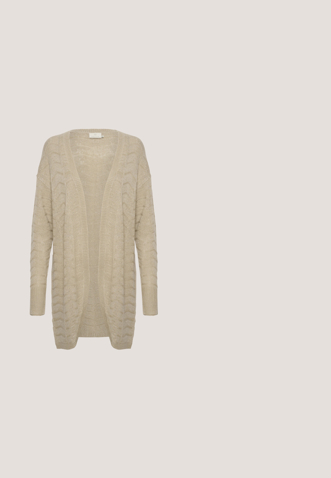 Cardigan beige à ouverture devant avec un motif de tricot texturé, présentant des manches larges et des bordures côtelées pour plus de détail et de confort.; Blouse blanche à manches longues avec des motifs abstraits et botaniques brodés, grand col pointu avec des tourbillons bleus, et fermeture à boutons à l'avant.; Jupe longue avec des motifs paisley et floraux complexes marron, crème et noir, avec une large bordure à motifs près de l'ourlet.; Bottine en daim marron avec talon bas empilé en bois et languette à l'arrière sur un fond clair uni.; Sac bandoulière en daim marron avec œillets dorés sur la sangle réglable, détails de franges sur les côtés et petit logo doré RLL sur le rabat avant.; Ceinture en cuir marron tressé avec boucle arrondie et ardillon doré, présentée enroulée sur un fond blanc.