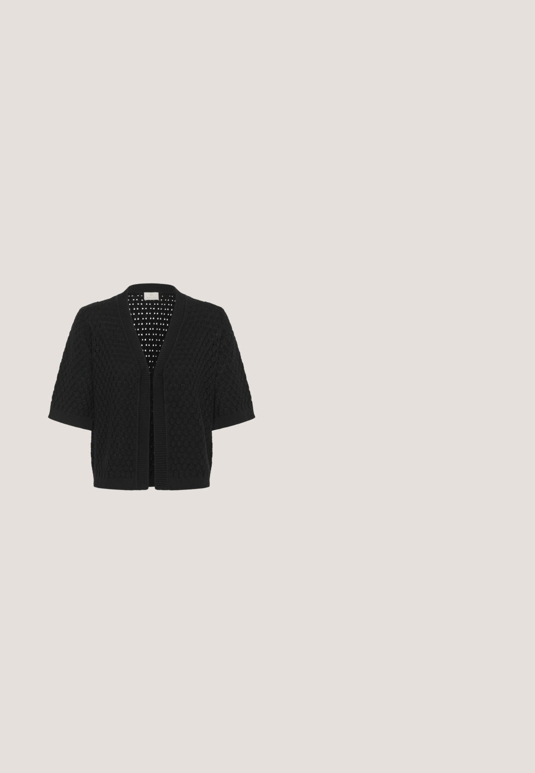 Cárdigan corto de manga corta tejido en negro con patrón texturizado, apertura frontal y bordes acanalados.; Camiseta de tirantes negra para mujer, sin mangas, con tirantes finos, cuello en V y un sutil patrón de tejido texturizado.; Pantalones negros a medida con diseño de pierna recta. Fabricados con tela suave, cuentan con una pretina de talle medio y una sutil arruga frontal.; Zapato de tacón bajo tipo kitten heel de cuero negro con punta puntiaguda, correa en el tobillo y hebilla dorada sobre fondo neutro.; Bolso bandolera de cuero negro con correa ajustable, cierre de cremallera y tasseles decorativos en los laterales.; Collar tono oro con tres colgantes irregulares, lisos y con forma de guijarro, en una cadena delgada con cierre ajustable.