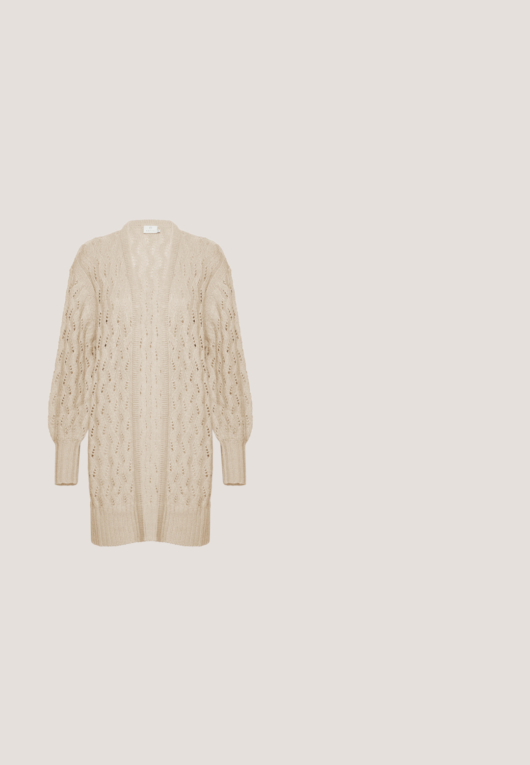Cardigan en tricot beige à coupe ample, à l'avant ouvert, avec un motif en dentelle texturé. Il présente des poignets et un ourlet côtelés. Matériau léger et aéré.; Blouse blanche ample avec manches courtes évasées, ourlet festonné, col montant à volants et détail nœud noué devant.; Jupe maxi avec couches superposées et imprimé feuilles tropicales vert olive sur tissu beige, fluide et légère.; Sandale beige à brides avec des lanières en cuir tressé et un petit talon kitten noir, vue de profil sur fond blanc.; Écharpe carrée bleu clair avec une bordure, recouverte d'un motif de petits points blancs uniformément espacés sur tout le tissu.; Sac cabas en paille tressée beige avec deux bretelles et une broderie cursive subtile sur le devant, sur un fond uni.