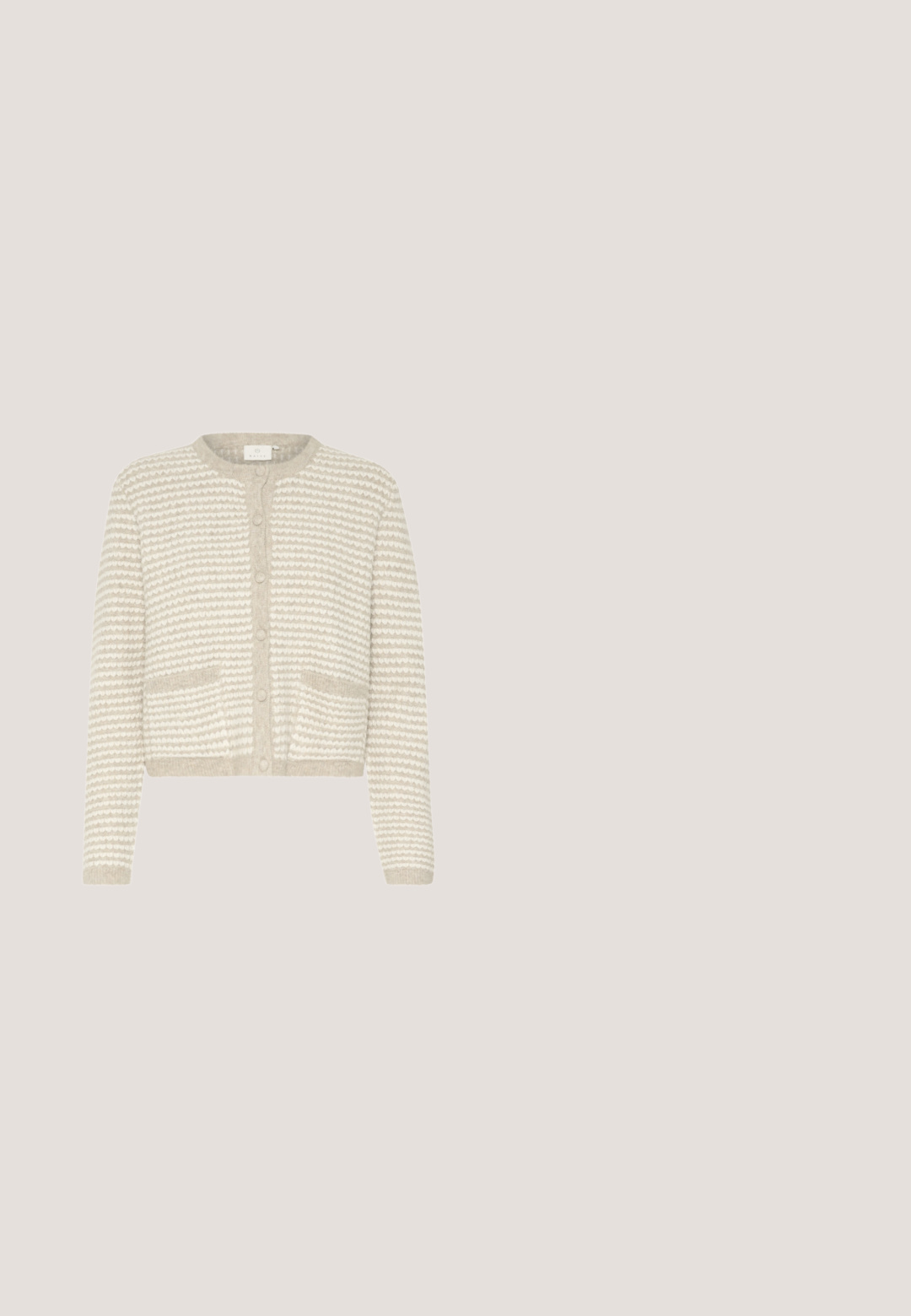 Kremfarvet cardigan med et teksturelt stribet mønster. Har en rund halsudskæring, frontknapper og to sidelommer. Blødt, fuzzy materiale.; Strikket kortærmet sweater i off-white med rund halsudskæring og en glat, blød tekstur. Enkel og klassisk design.; Skræddersyede bukser i cremefarvet med bæltestropper, frontpresning og opsmøgede kanter vist mod en hvid baggrund.; Beige flad sko med geometriske perforeringer svævende over et lyst tæppe i et rum med ravfarvet møbler.; Kremfarvet rektangulær crossbody taske med guldlogo foran og bred matchende justerbar rem, der er rullet sammen ved siden af den.; Guldhalskæde med en delikat kæde, der har et centralt "PISCES" vedhæng, der er adskilt af en rund og en rektangulær sten.