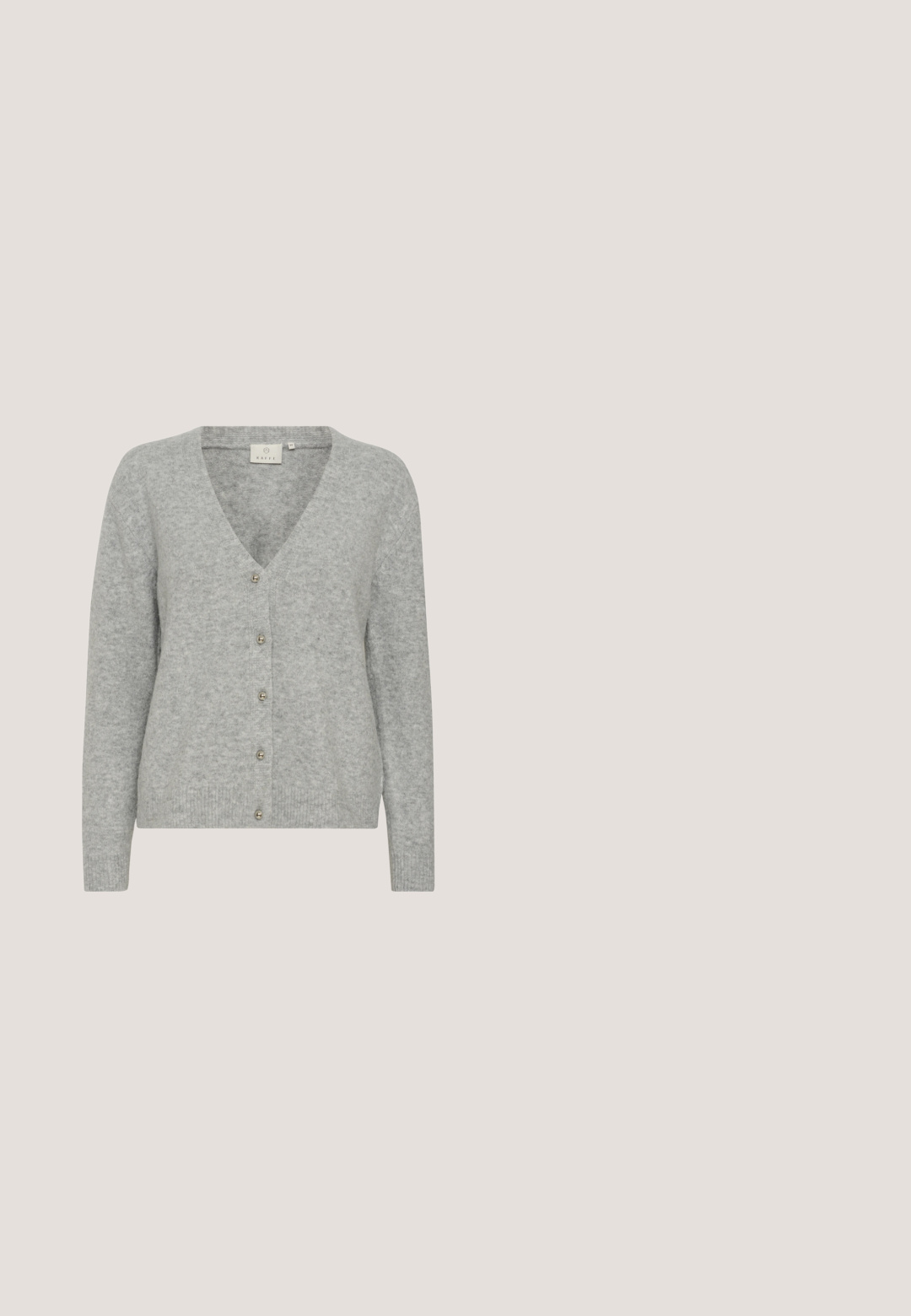 Cárdigan gris de punto con escote en V, cierre frontal con siete botones, puños con canalé y dobladillo. Textura suave; diseño minimalista sin patrones.; Suéter gris de manga corta hecho de material de punto suave, con un escote redondo y un diseño minimalista. Bordes limpios y sin costuras para un aspecto elegante.; Pantalones negros de tiro alto y pernera ancha con cinturón y hebilla rectangular plateada, mostrados sobre un fondo blanco.; Zapatillas de piel blancas y azul marino con punta perforada, cordones y suela de goma texturizada, con una marca en el lateral.; Bolso de mano de cuero tejido negro con asas redondeadas y una correa de hombro ajustable y desmontable, sobre un fondo blanco.; Pendientes de aro retorcidos de plata con una superficie lisa y reflectante, de forma circular y con un cierre de pestaña seguro.