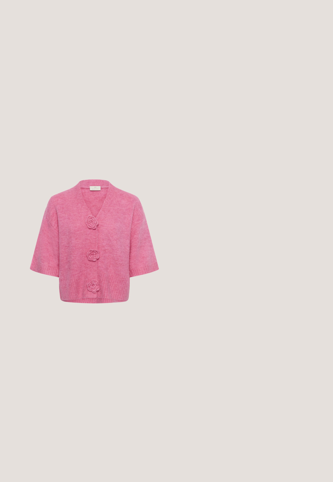 Kort lyserød cardigan lavet af blødt materiale. Har korte ærmer, en v-udskæring og tre teksturerede knapper formet som roser på forsiden.; Hvid bomulds T-shirt med korte ærmer og rund halsudskæring. Glat tekstur, afslappet pasform og ingen synlige mønstre eller detaljer.; Lyseblå bukser lavet af blødt stof, med en glat overflade, tætsiddende design og to frontplisseringer for ekstra detalje.; Lyserøde lædersneakers med kontrasterende cremefarvede detaljer, flade lyserøde snørebånd, tekstureret gummisål og logodetalje på siden.; Lyserød læder skuldertaske med en struktureret front, præget logo, guld hardware og en enkelt rem. Slank, buet form.; Guld øreringe i hoops med dinglende uregelmæssige hvide perler, vist mod en ensartet lys baggrund.