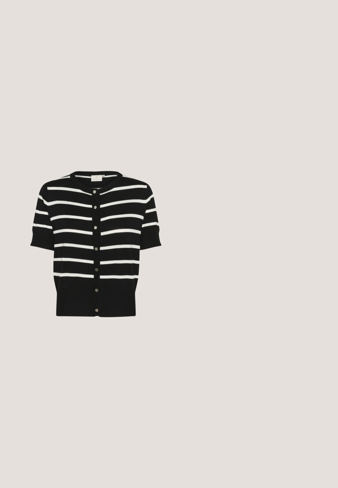 Sort-hvid stribet cardigan med korte ærmer, rund halsudskæring og knaplukning. Glat stof med kontrasterende knapper.; Sort kortærmet skjorte med gyldne vandrette striber, ribbet tekstur og rund halsudskæring. Enkel design uden yderligere detaljer.; Sorte bomuldsshorts med elastisk talje, der har en løs pasform og lige ben-design. Glat tekstur uden yderligere mønstre eller akcenter.; Sorte sneakers med hvide accentstriber, tekstureret læder og ruskindsmaterialer, rund tå og en tykkere, ribbet gummisål.; Sort læder skuldertaske med guldringdetalje på frontklappen og aftagelig rem, vist mod hvid baggrund.; Halskæde i guldfarvet metal med aflangt led, glat tekstur og et diskret logo ved låsen.