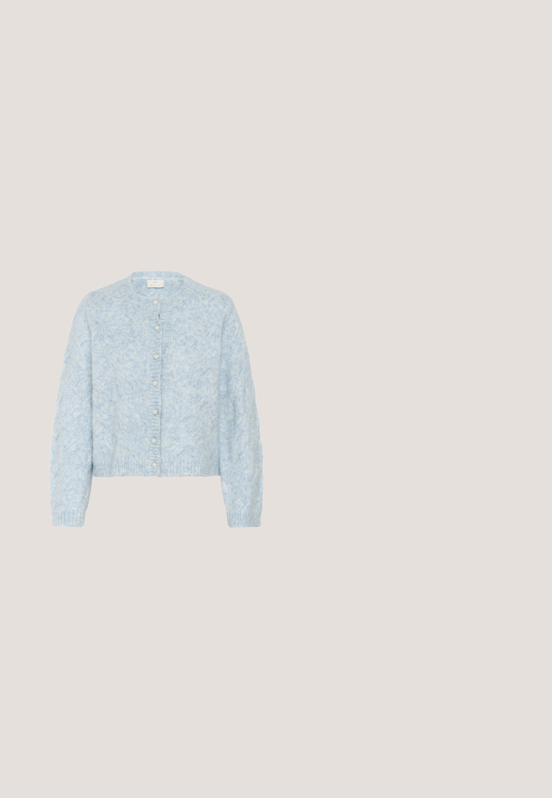 Kaffe KAMARTHA - Strickjacke - windward blue melange; Blaues Baumwoll-T-Shirt mit Rundhalsausschnitt, kurzen Ärmeln und minimalistischem Branding mit dem Wort "PERFECTION" in einem dezenten Aufdruck.; adL Stoffhose - blue; Hellgrauer Wildledersneaker mit weißen Schnürsenkeln und einer dicken, beigefarbenen Gummisohle, die auf der Seite ein weißes Chevron-Design aufweist.; Hellblaue Leder- und Wildleder-Umhängetasche mit verstellbarem Trageriemen und zentraler goldener Schnalle auf der Vorderklappe.; Goldfarbene Metallohrringe mit einem glatten, geschwungenen Design. Jedes Stück hat eine hohl geformte, offene Gestalt, die eine moderne und minimalistische Ästhetik zeigt.