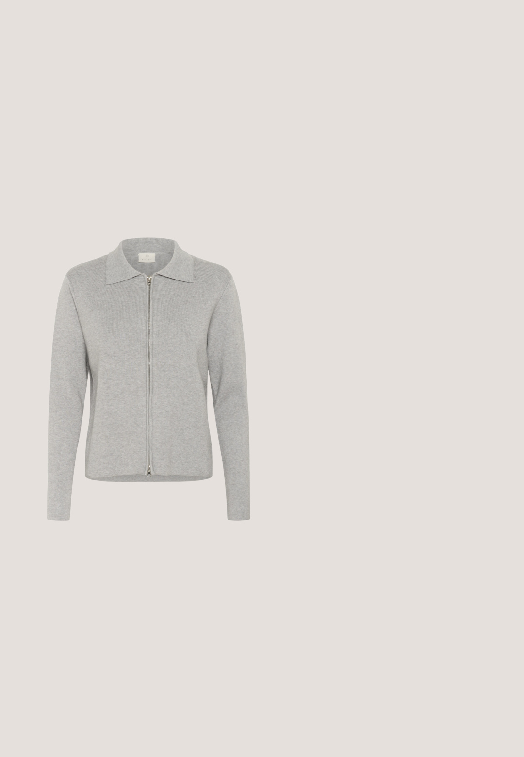 Un cardigan zippé gris avec une texture côtelée, doté d'un col plat et de longues manches. Un design simple et minimaliste avec une finition lisse.; Chemise bleu clair à manches longues en tissu lisse avec des rayures blanches verticales. Dotée d'un col classique et de trois boutons décoratifs.; Pantalons noirs ajustés avec une coupe slim, devant plat et sans poches visibles, offrant une texture lisse et une finition soignée au bas.; Chaussure noire en daim à petit talon carré, bout carré arrondi et design à enfiler sur un fond clair uni.; Sac bandoulière en cuir noir texturé avec fermeture éclair incurvée en haut et une seule sangle ajustable sur fond uni.; Montre-bracelet rectangulaire ton or avec chiffres romains et bracelet à maillons, affichant l'heure 9:13:45.
