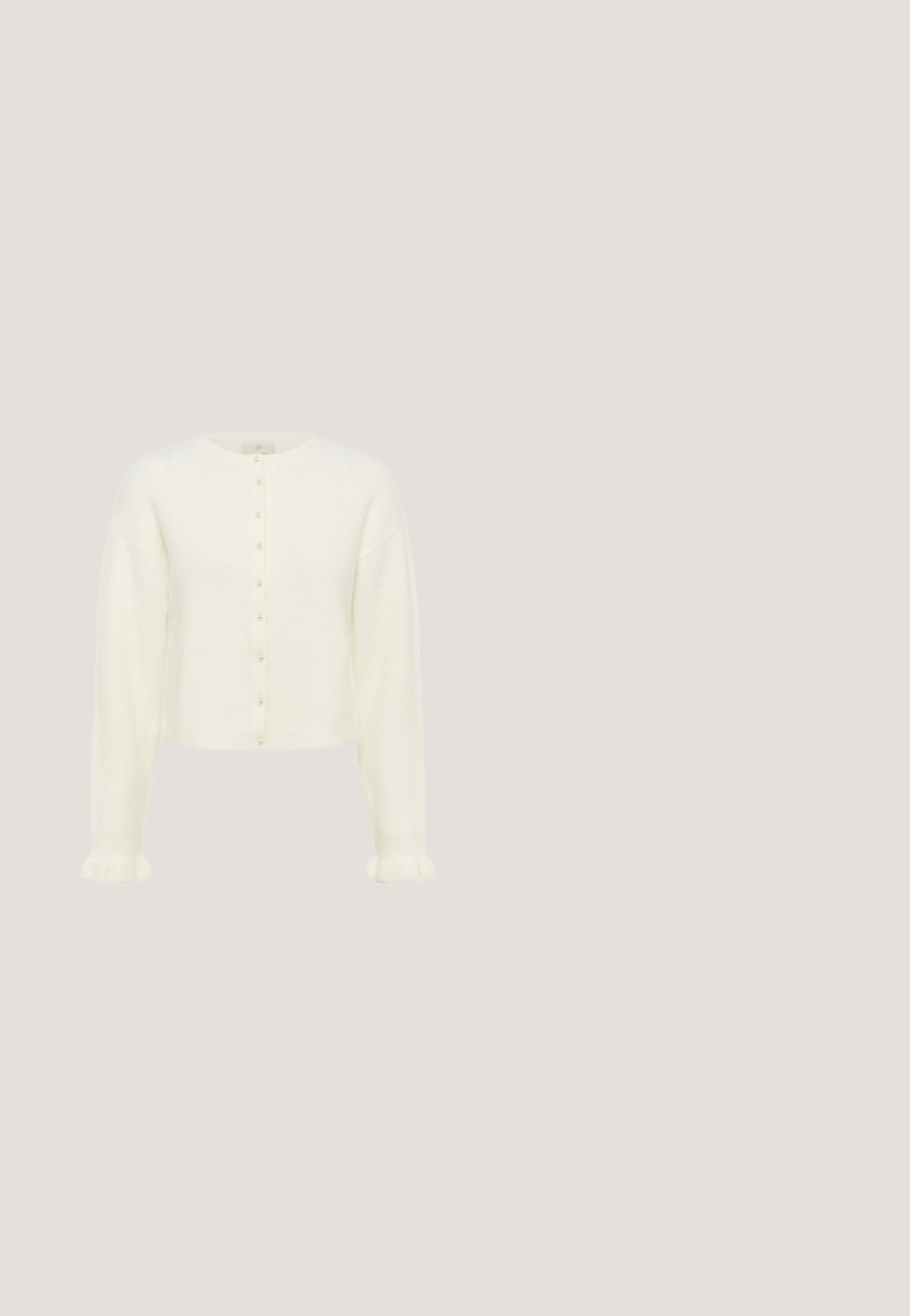 Cardigan blanco recortado con botones de perla en el centro y puños con volantes en las mangas largas.; Camiseta cremosa de gran tamaño hecha de una tela suave, con cuello redondo y mangas cortas. Detalle sutil del logotipo en relieve en la parte delantera.; Pantalones de punto color crema de pierna ancha con cintura elástica y dobladillo recto.; Zapatilla casual de ante beige con cordones blancos, detalles cosidos y suela plana marrón, mostrada desde el lado izquierdo sobre un fondo blanco.; Bolso de cuero trenzado marrón con forma de hobo y una amplia correa para el hombro. Presenta una textura suave y un interior espacioso.; Pendientes de oro asimétricos con un diseño escultórico suave y curvado que se asemeja a hojas o pétalos doblados.