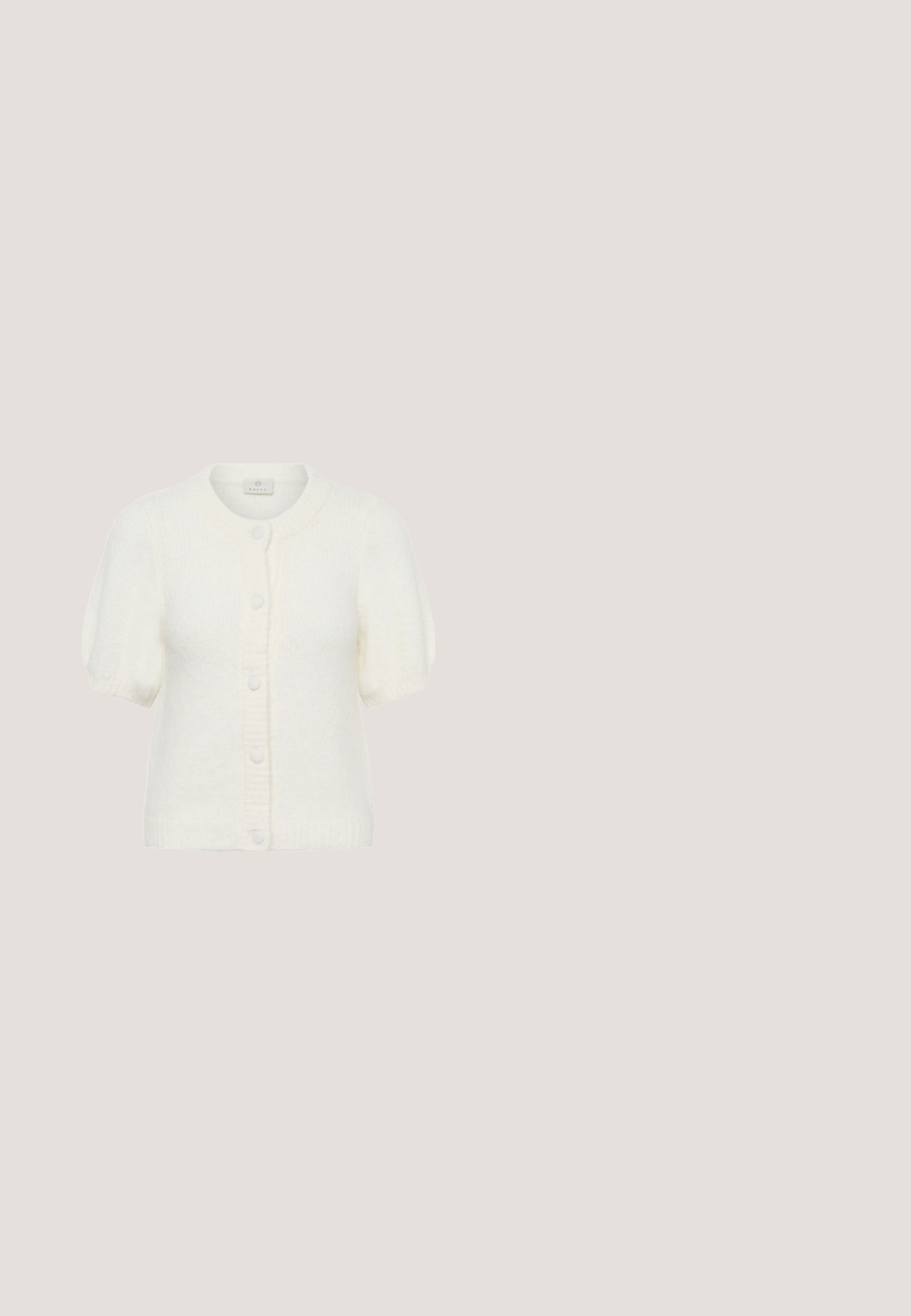 Kortærmet hvid strikcardigan med rund hals og fem frontknapper, der har et blødt, tekstureret stof.; Hvid skjorte med knapper og broderede blomsterMønstre på forsiden og ærmerne. Har puffede ærmer og en klassisk krave.; ONLY NELLA LONG SIDE SLIT BOX - Pencil skirt - carafe; Beige laklædersko med høje hæle, spids tå og ankelrem med lille spænde, vist i sideprofil.; Kremfarvet clutch-taske med præget blomsterdesign, guldkæde-justerbar rem og en lille metalplakette med teksten "ANNA FIELD" på frontklappen.; Pieces PCSUINA HOOP  - Øreringe - gold-coloured