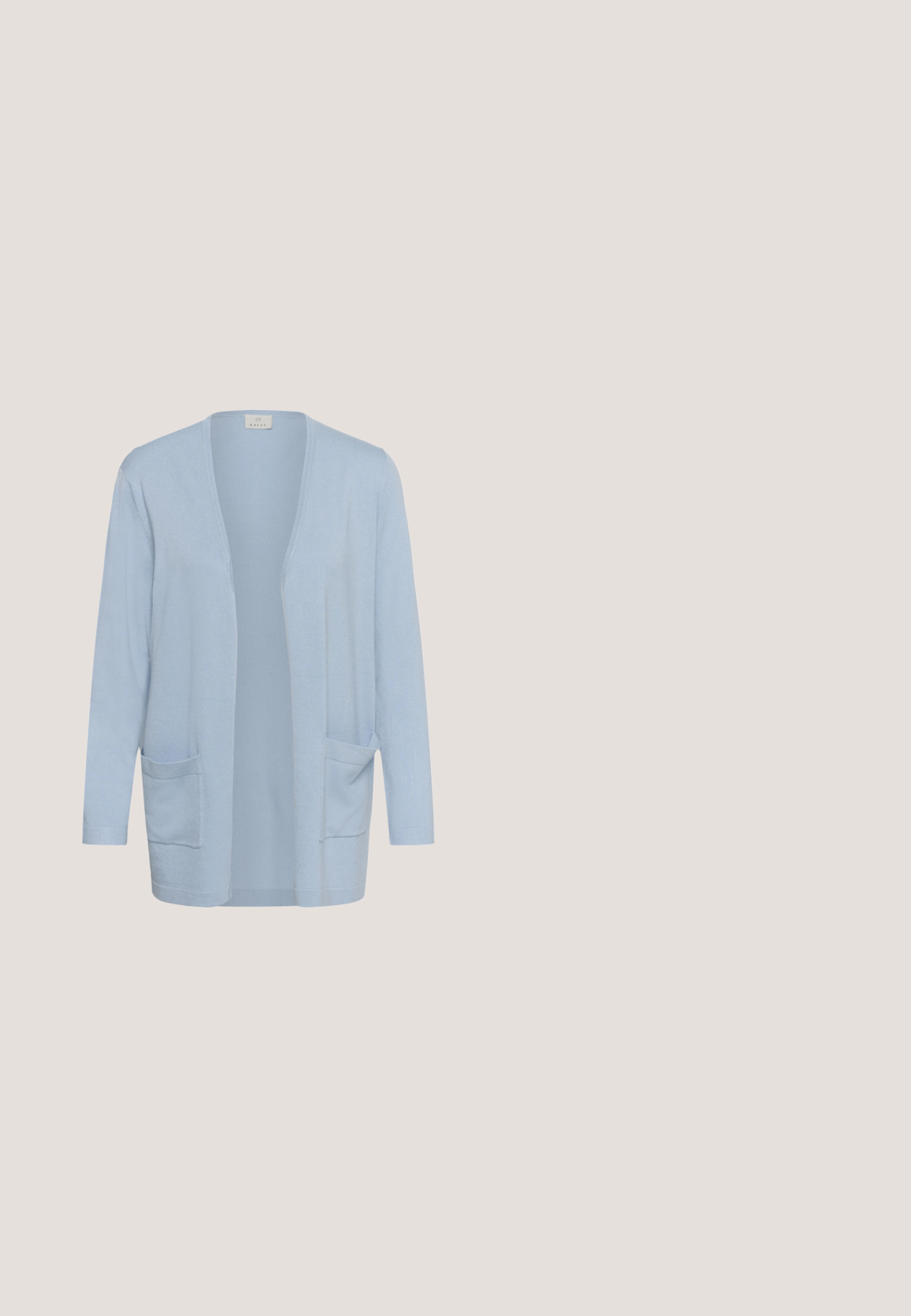 Cárdigan azul claro con abertura frontal, mangas largas y dos bolsillos delanteros, hecho de tela de punto suave.; Camiseta de manga corta azul claro con cuello redondo, dobladillo recto y una pequeña etiqueta beige en la parte posterior del interior del cuello.; Vaqueros azul claro de tiro alto y pierna recta con cierre frontal de botón y cremallera, bolsillos delanteros y sutiles detalles descoloridos.; Zapatilla beige y azul claro con parte superior de cuero liso, detalles texturizados, cordones planos y una suela gruesa de goma marrón claro.; Bolso de hombro de cuero azul claro con textura granulada y cierre de cremallera, que cuenta con una sola correa y un pequeño logo metálico en la parte frontal.; Pendientes dorados y azules con un diseño curvado; las secciones azules son lisas, mientras que los acentos dorados son brillantes y metálicos, montados sobre respaldos transparentes.