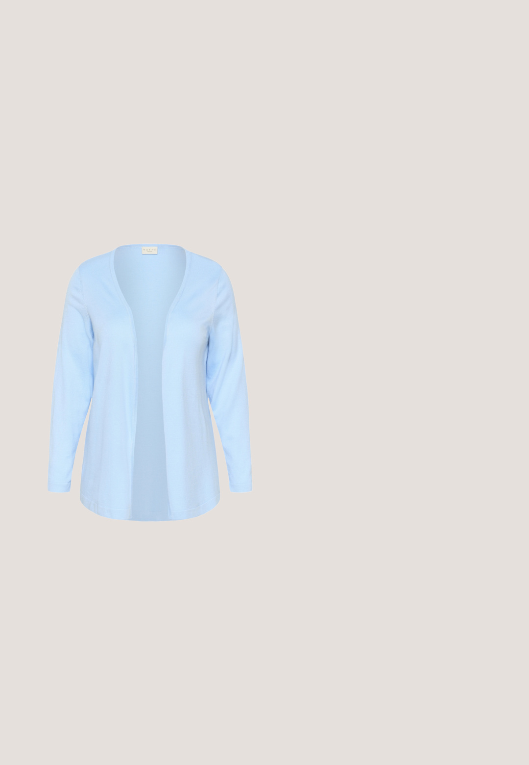 Lyseblå cardigan med åbent front, lange ærmer, tekstureret strikstof, rundet kant og fine syningsdetaljer. Velegnet til lag-på-lag.; Lyseblå t-shirt med grønt mønster af limefrugter og blade, teksten "LIME CRUSH" og mindre tekst om limefrugter og courtside fruit club.; Lysblå capri bukser med et hvidt geometrisk mønster. Fremstillet af et blødt, strækbart materiale med en elastisk talje.; Lyseblå lærredssneakers med en cremefarvet gummitåhætte og sål, udstyret med hvide snørebånd og en træksløjfe på hælen.; Blå, halvcirkelformet håndtaske lavet af glat læder med en enkelt justerbar rem og minimalistisk design. Overfladen er blank med rene kanter.; Sølvfarvede metaloorringe med glat, let buet overflade og låsemekanisme på en ensfarvet hvid baggrund.