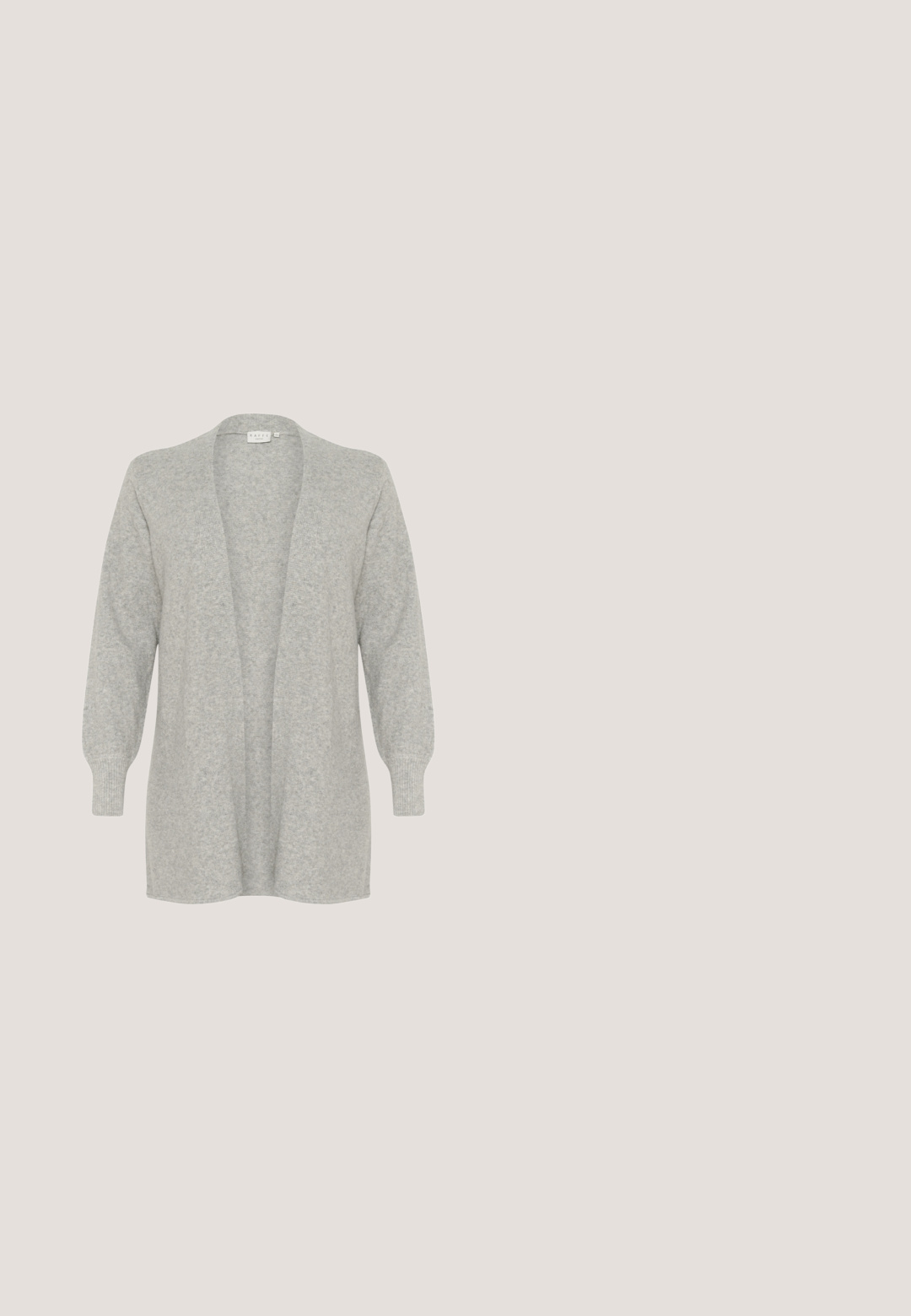 Cardigan gris clair avec un devant ouvert, des manches longues et des poignets côtelés. Fabriqué en tissu en maille douce et texturée. Sans fermetures ni motifs.; T-shirt blanc en coton à manches courtes avec col rond et petit texte noir "Mom" sur le côté gauche de la poitrine.; Jean skinny en denim bleu avec taille haute, cinq poches et fermeture éclair. Le tissu a une texture légèrement décolorée avec des coutures contrastantes.; Baskets plateformes beiges avec une semelle blanche. Dotées d'accents métalliques dorés et d'une texture lisse. Design lacé avec un embout arrondi.; Petit sac bandoulière en cuir grenat avec une fine sangle réglable, présenté à plat sur un fond blanc.; Boucles d'oreilles créoles en ton or avec un design tordu. Surface lisse et brillante avec une forme épaisse et arrondie. Tige en ton argent pour la fixation.