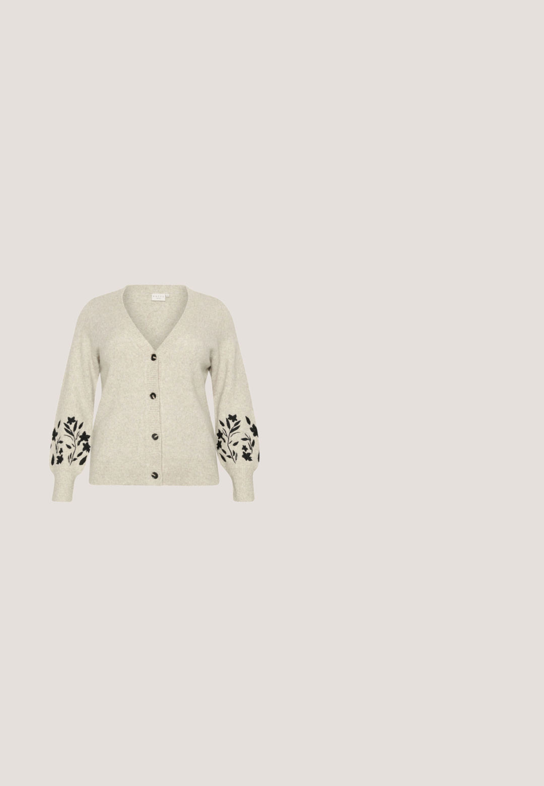 Gilet gris clair avec un col en V, fermeture à boutons noirs et broderie florale sur les manches, fabriqué en tissu doux et texturé.; T-shirt à manches courtes en blanc cassé, fabriqué en coton doux. Dispose d'un col rond et d'une texture lisse et sans coutures. Pas d'accent notables.; Jean en denim bleu taille haute avec bouton et fermeture éclair à l'avant, légère décoloration sur les cuisses, et bas évasé.; Baskets beige avec un bout en daim marron clair, des bandes en cuir tan, une semelle en caoutchouc et un design à lacets, vue latérale sur fond blanc.; Sac à épaule en cuir beige avec une forme courbée, une bandoulière réglable et un détail de logo embossé, présentant une texture lisse et un design minimaliste.; Paire de boucles d’oreilles créoles en or poli avec des tiges fines et des fermoirs à charnière, présentées sur un fond gris clair uni.