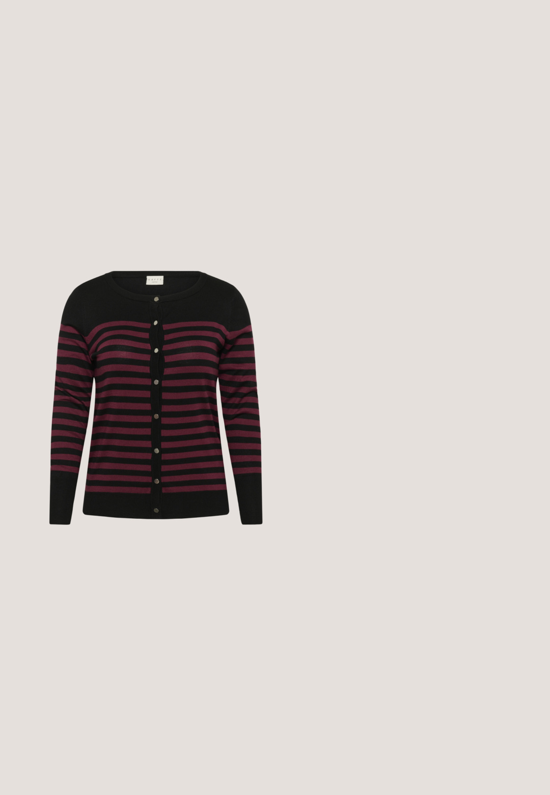 Sort cardigan med horisontale maroon striber, rund halsudskæring og knaplukning. Lavet af blødt stof med lange ærmer og ribbede manchetter.; Rød T-shirt med korte ærmer og rund hals med afslappet pasform, vist på en hvid baggrund.; Blå skinny jeans med forlommer, bæltestropper, knaplukning og let falmet effekt på lår og knæ.; Brune patenterede læderslingback-sandaletter med spids tå, en tynd hæl og justerbar rem med en lille spænde.; Lille skuldertaske i bordeaux læder med knyttet rem og lynlåslukning øverst mod en ensartet lys baggrund.; Perlekæde med guld accenter, udstyret med en guld lås og en dekorativ guld dyrecharme. Glatte, runde perler i et ensartet mønster.