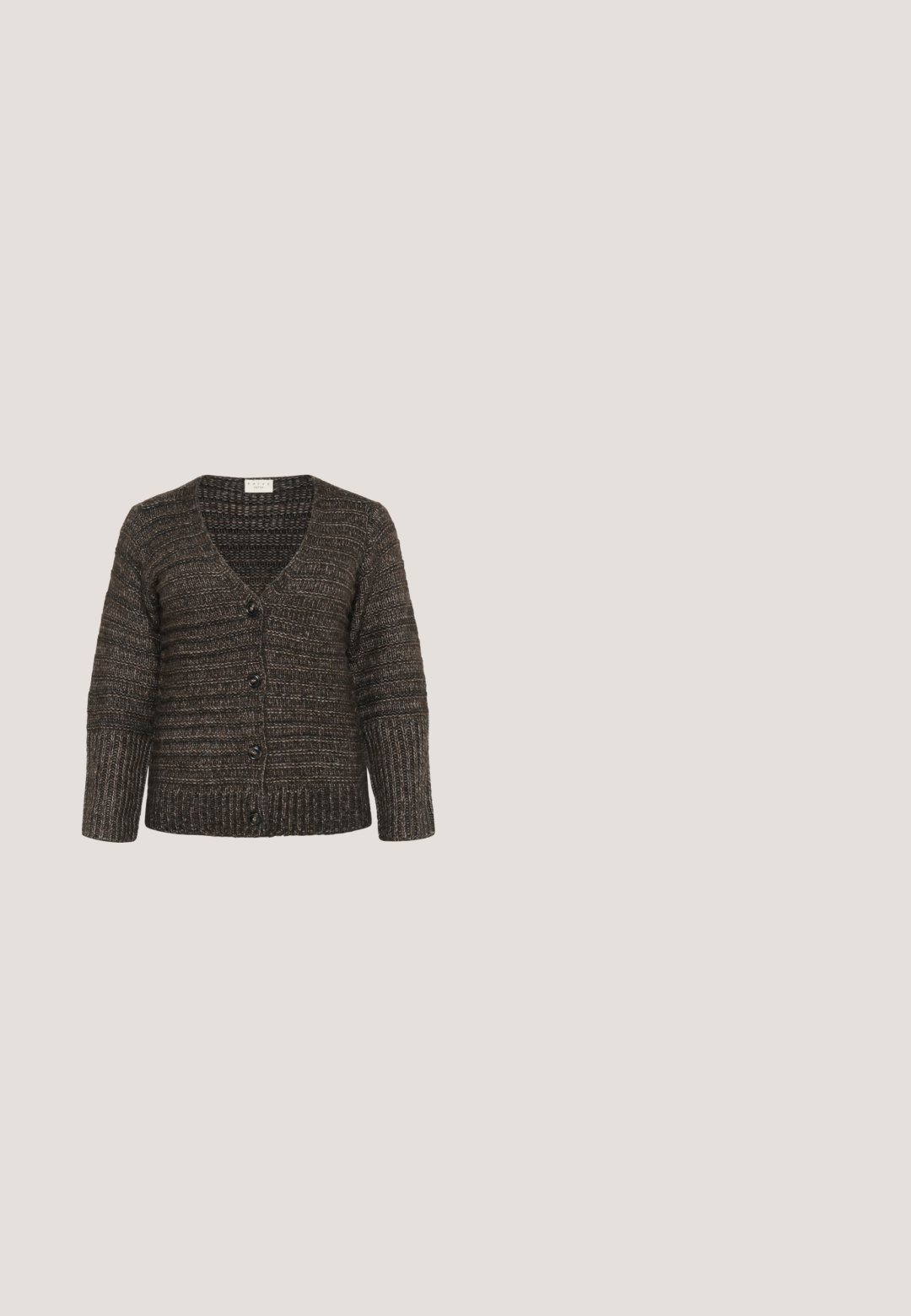 Cardigan en tricot marron avec un col en V, texture en côtes verticales, six boutons noirs et manches longues. Fabriqué en tissu doux et chaud.; T-shirt à manches courtes en blanc cassé, fabriqué en coton doux. Dispose d'un col rond et d'une texture lisse et sans coutures. Pas d'accent notables.; Pantalon marron foncé fuselé avec des petites taches ovales blanches dispersées, taille élastique et sans poches visibles, présenté sur fond blanc.; Baskets plateforme avec un motif camouflage marron et crème, semelles beiges contrastantes et lacets blancs. La tige présente des matériaux et textures variés.; Sac à épaule en cuir marron avec une silhouette courbée, quincaillerie dorée, poche zippée sur le côté et détail de logo subtil en relief à l'avant.; Bracelet manchette en or avec un design torsadé, présentant une surface texturée et des accents lisses. Ouvert aux extrémités pour un ajustement réglable.