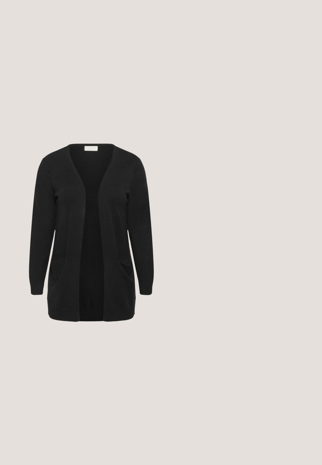 Schwarzer Langarm-Cardigan aus weichem Strickmaterial mit offenem Vorderteil, zwei Vorderentaschen sowie gerippten Ärmelabschlüssen und Saum.; Weißes ärmelloses Tanktop mit Rundhalsausschnitt und lockerer Passform, aus leichtem Stoff, vor schlichtem Hintergrund präsentiert.; Schwarze Lederhosen mit glatter Textur, schlankem Schnitt, einem Taillenbund und seitlichen Taschen. Die Ausführungen beinhalten dezente Nahtdetails.; Schwarze Leder-Ankle-Boots mit spitzer Zehenform, klobigem quadratischem Absatz und schlankem Design. Verfügt über elastische seitliche Einsätze für leichtes An- und Ausziehen.; Rote glänzende Lederhandtasche mit dreieckiger Form, breiter Öffnung oben und einem geschwungenen Griff. Glatte Textur mit minimalen Nähdetails.; Silberfarbene mehrsträngige Halskette mit schlanken, metallischen Ketten, die eine glatte Textur aufweisen und mit einem Verschluss versehen sind, ergänzt durch eine zarte Kettenverlängerung.