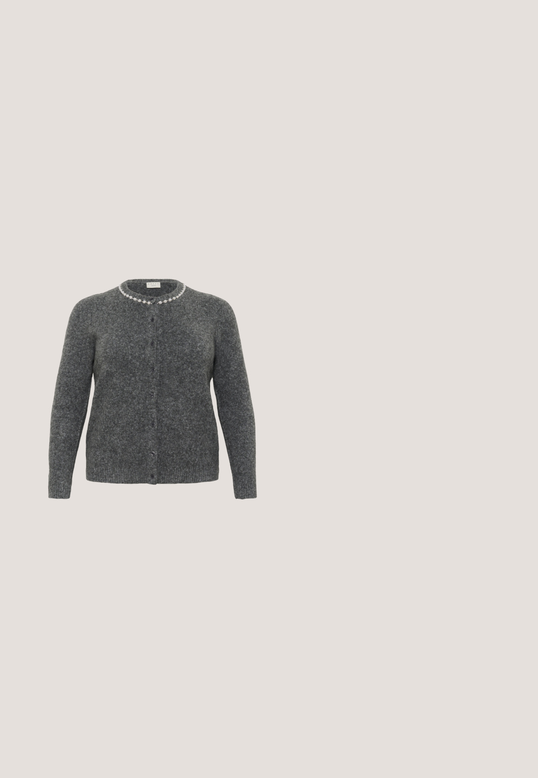 Grijze gebreide cardigan met een ronde halslijn, voorzien van een bead-trim, lange mouwen en een sluiting met knopen aan de voorkant, gemaakt van een zachte wolmix.; ONLY Carmakoma CARPIONA - Tuniek - rosin; Lichtblauwe denimshorts met een hoge taille, knoopsluiting, riemlussen en subtiele vervaagde details op de voorpanelen.; Bruine leren slingback platte schoen met gouden gespsluiting, geplaatst op een beige gestructureerd tapijt nabij een ronde houten tafel met gestapelde boeken.; Bruine suède schoudertas met een enkele band en een ritssluiting aan de bovenkant, gepresenteerd tegen een effen witte achtergrond.; Een paar glanzende, gladde, onregelmatige ovale gouden knopoorbellen geplaatst op een effen lichte ondergrond.