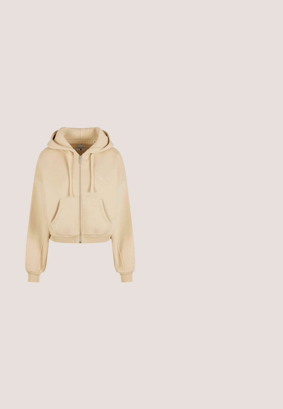 Beige cropped zip-hoodie med snoretrækshætte, frontlommer og en blød tekstur. Har et diskret broderet logo på brystet.; Hvid cropped top med brede stropper, snøring foran med brune øskner og bundet taljedetalje. Blødt stof med et minimalistisk design.; Beige cargo bukser lavet af et let materiale, med en sidelomme, lige ben design og justerbare snorekanter.; Karl Kani UP LOGO PRM - Sneakers - white grey; Lyseblå rektangulær skuldertaske med præget "cK"-logo på forsiden og en justerbar rem på ensfarvet hvid baggrund.; Sølv hoops øreringe med et snoet design, der har en tekstureret overflade og en sikker kroglås. Cirkulær form, mellem størrelse.